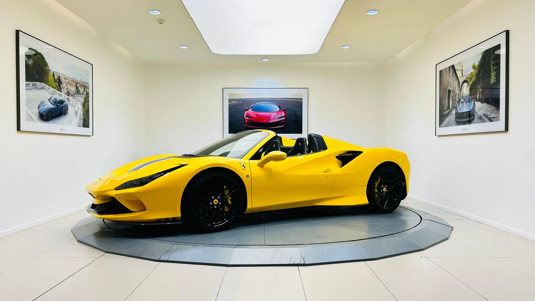 2022 Ferrari F8 Spider, 2/30