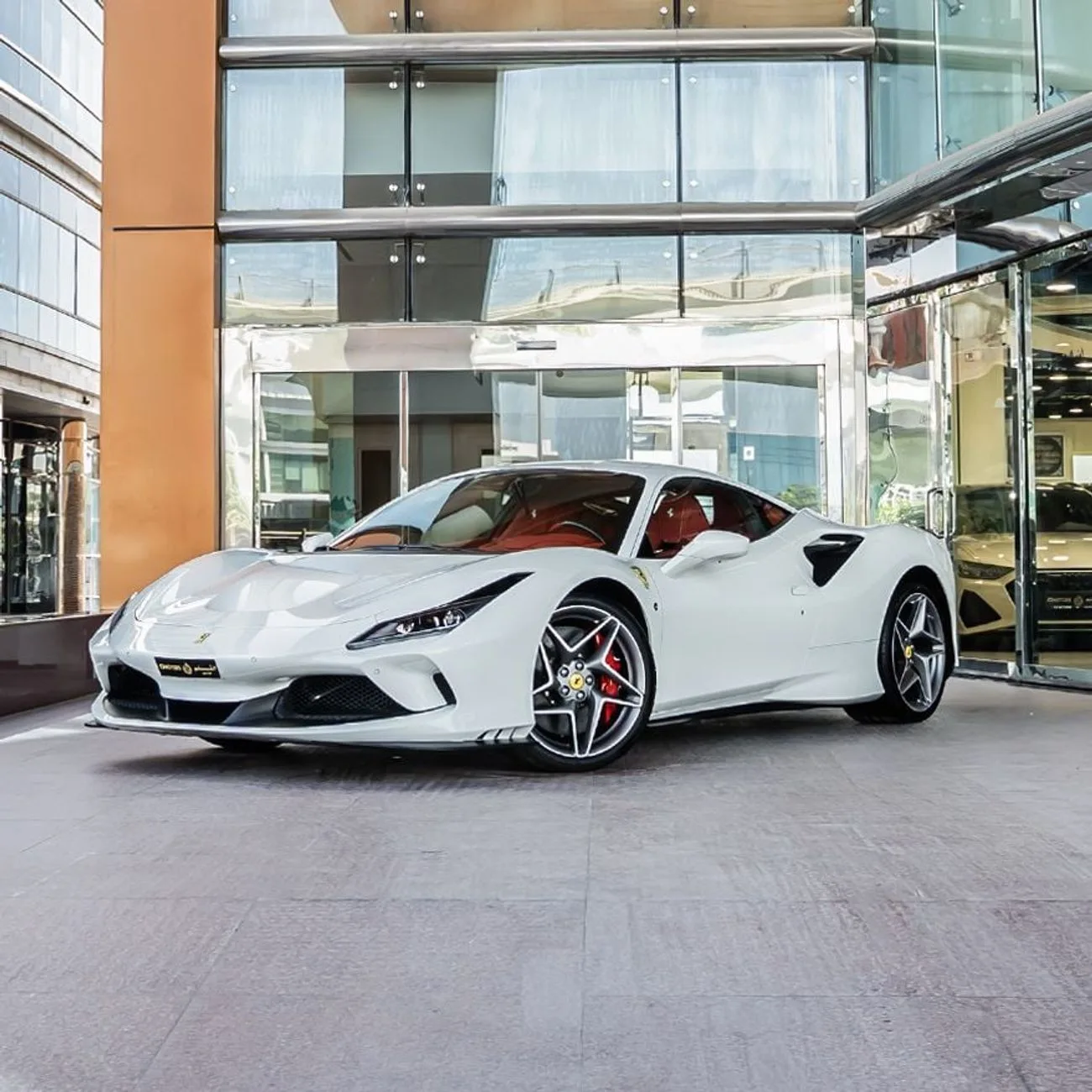 2022 Ferrari F8 Tributo angeboten von einem Fachhändler in Dubai, Vereinigte Arabische Emirate, Hauptfoto