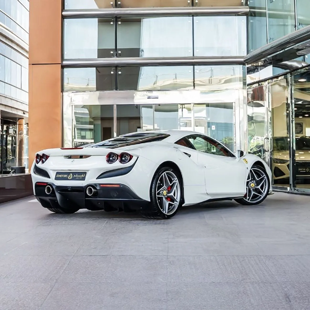 2022 Ferrari F8 Tributo angeboten von einem Fachhändler in Dubai, Vereinigte Arabische Emirate, Foto 2 von 12