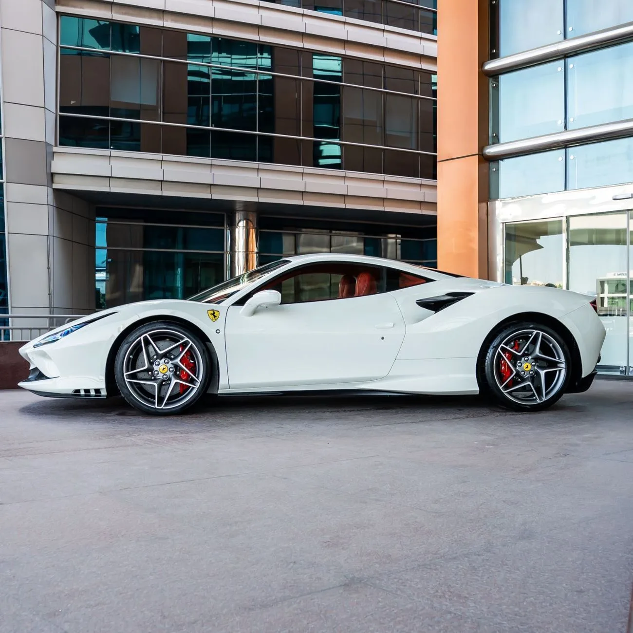 2022 Ferrari F8 Tributo angeboten von einem Fachhändler in Dubai, Vereinigte Arabische Emirate, Foto 3 von 12
