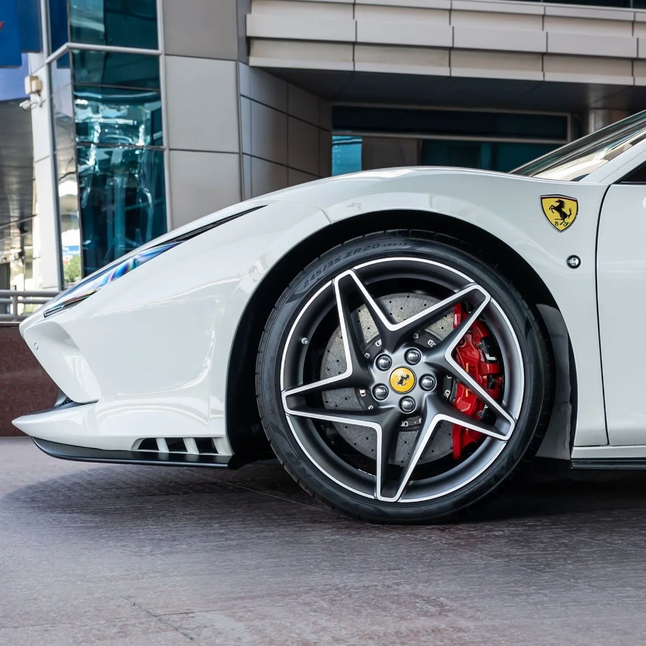 2022 Ferrari F8 Tributo angeboten von einem Fachhändler in Dubai, Vereinigte Arabische Emirate, Foto 12 von 12