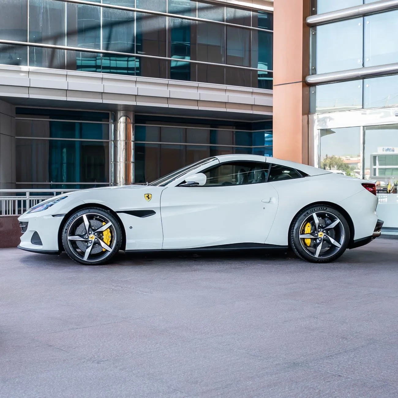 2022 Ferrari Portofino proposée par un concessionnaire spécialisé à Dubai, Émirats arabes unis, photo 3 sur 19