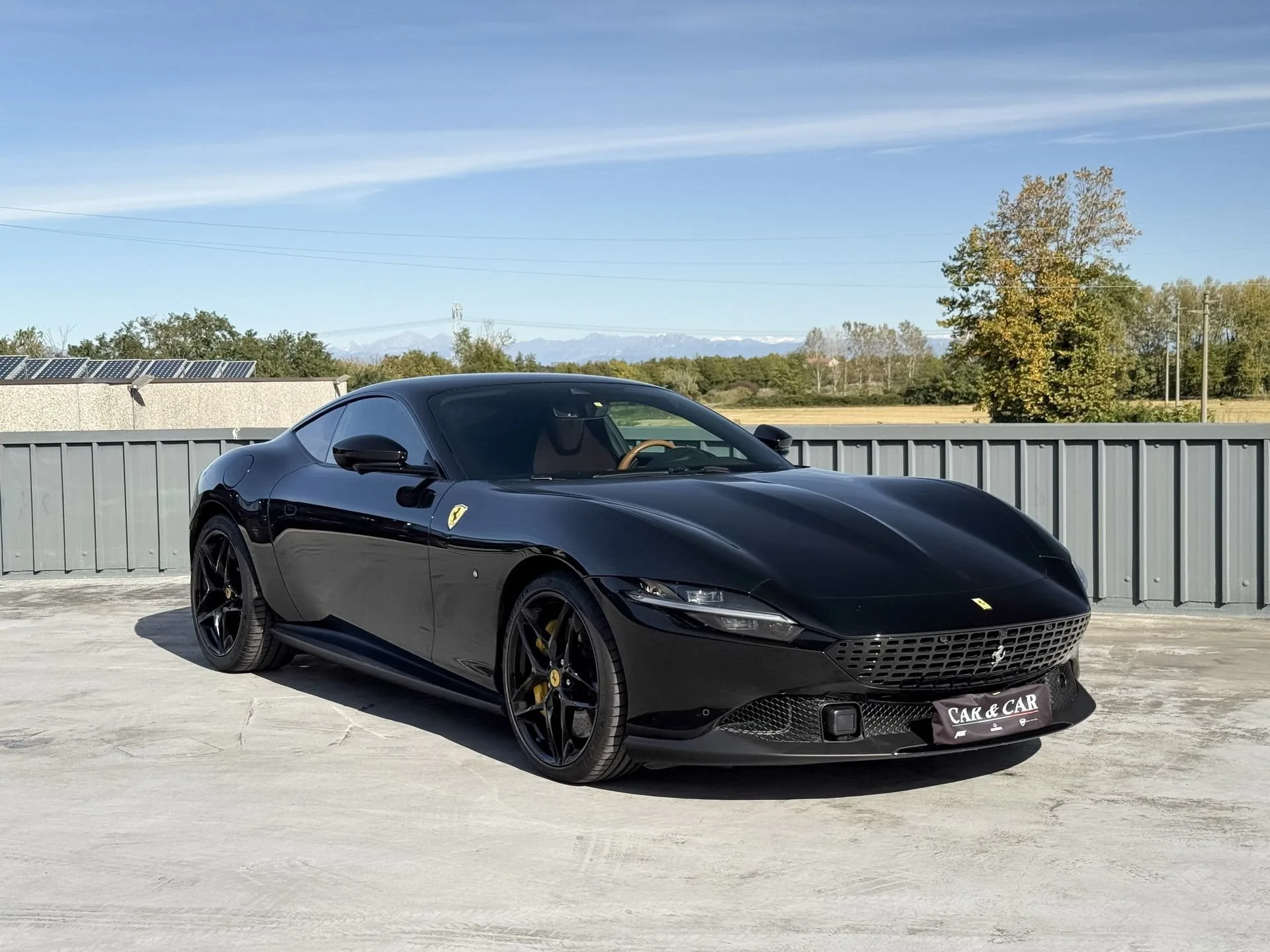 2022 Ferrari Roma en un concesionario especializado de Zibido San Giacomo, Italia, foto principal