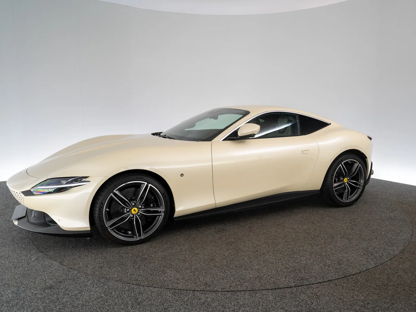 2022 Ferrari Roma Tailor Made offered by a specialist dealer in Singen, Germany, photo 4 of 15