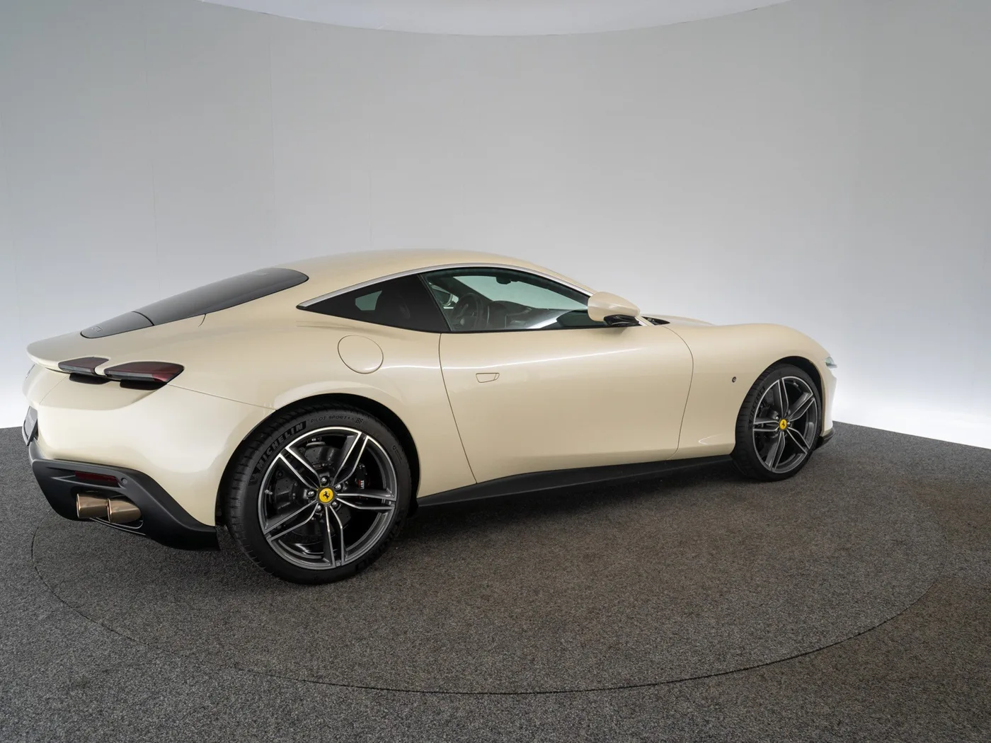 2022 Ferrari Roma Tailor Made offered by a specialist dealer in Singen, Germany, photo 6 of 15