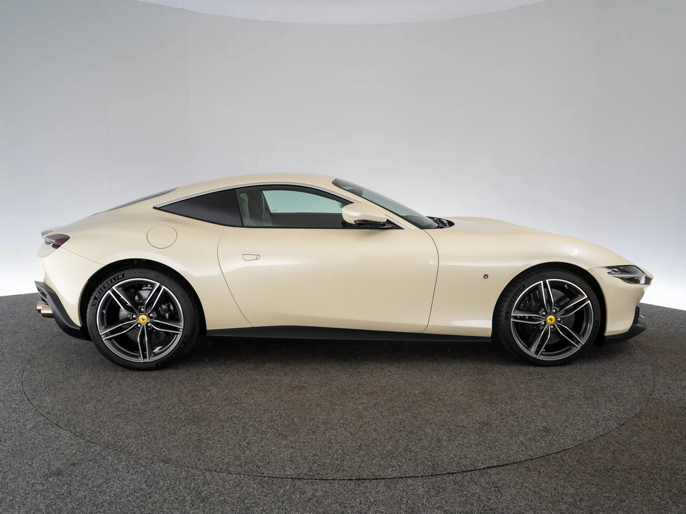 2022 Ferrari Roma Tailor Made offered by a specialist dealer in Singen, Germany, photo 7 of 15