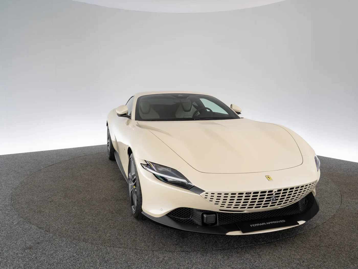 2022 Ferrari Roma Tailor Made offered by a specialist dealer in Singen, Germany, photo 11 of 15