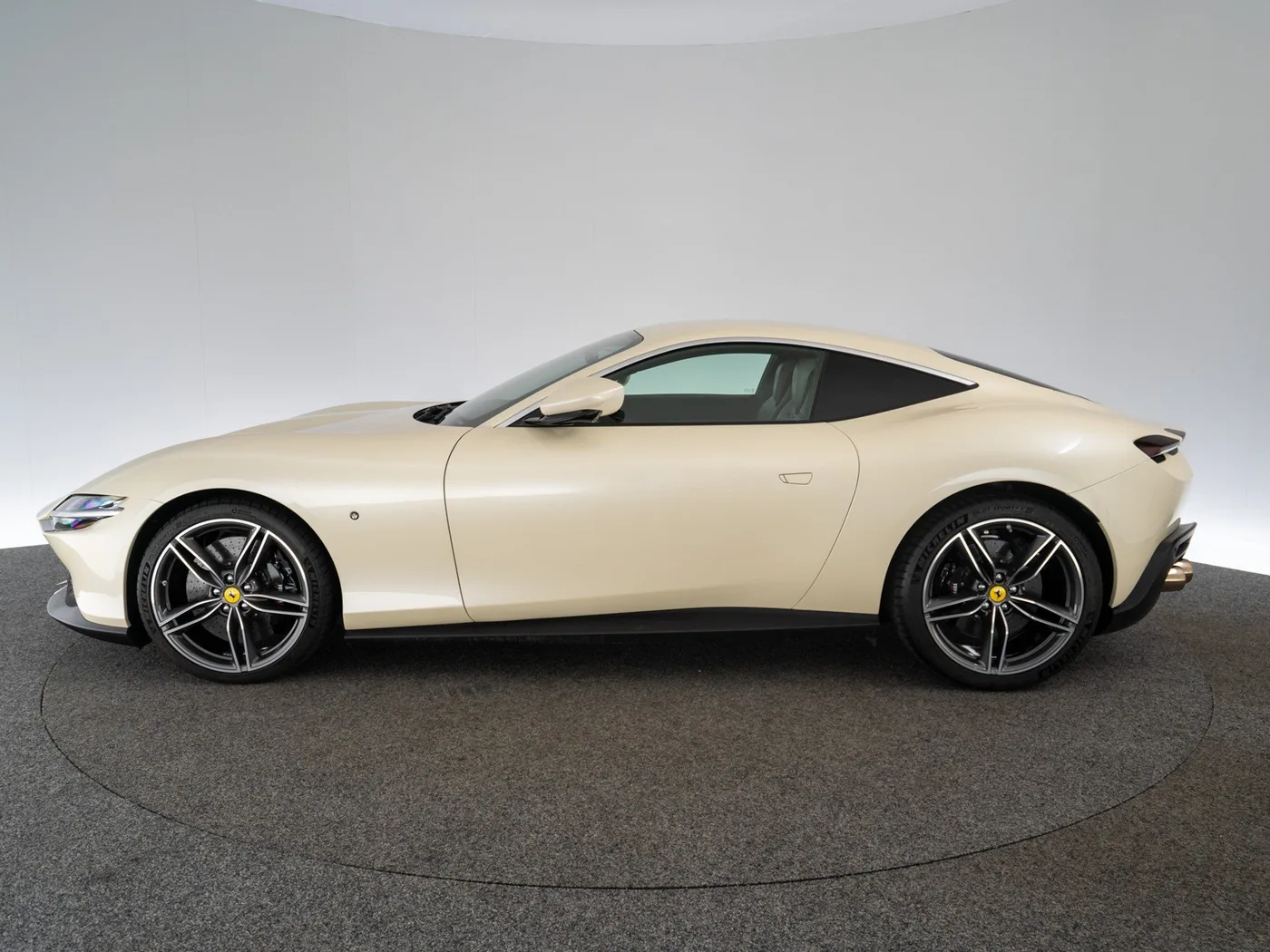 2022 Ferrari Roma Tailor Made offered by a specialist dealer in Singen, Germany, photo 12 of 15