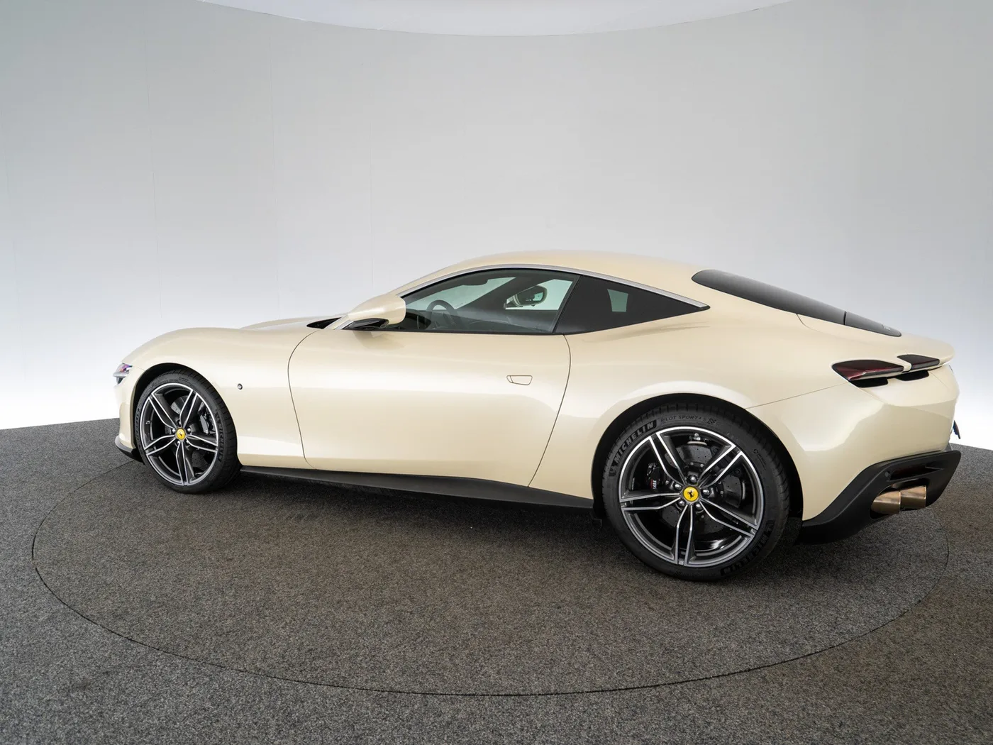 2022 Ferrari Roma Tailor Made offered by a specialist dealer in Singen, Germany, photo 13 of 15