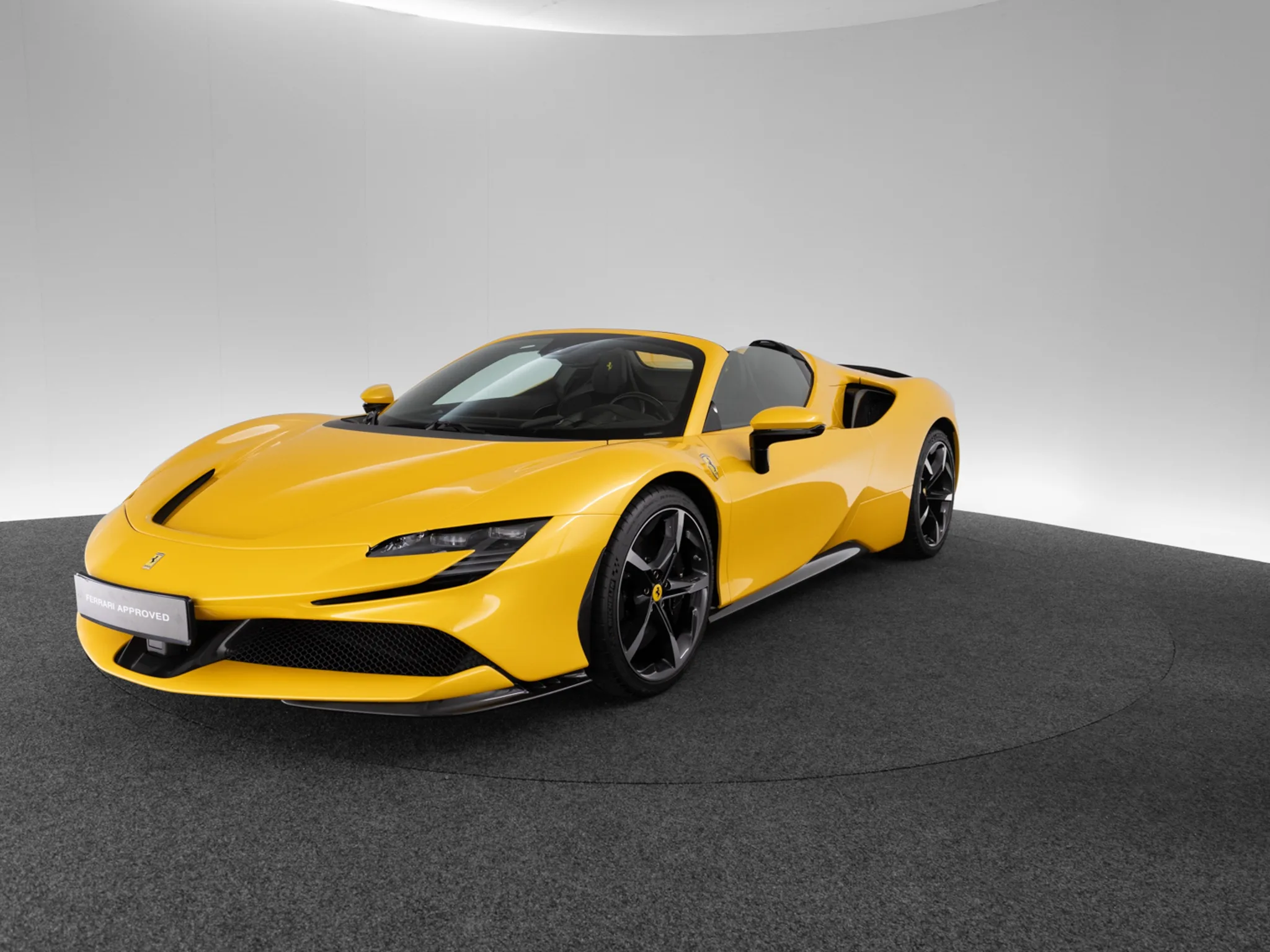 2022 Ferrari SF90 Spider Assetto Fiorano proposée par un concessionnaire spécialisé à Singen, Allemagne, photo principale