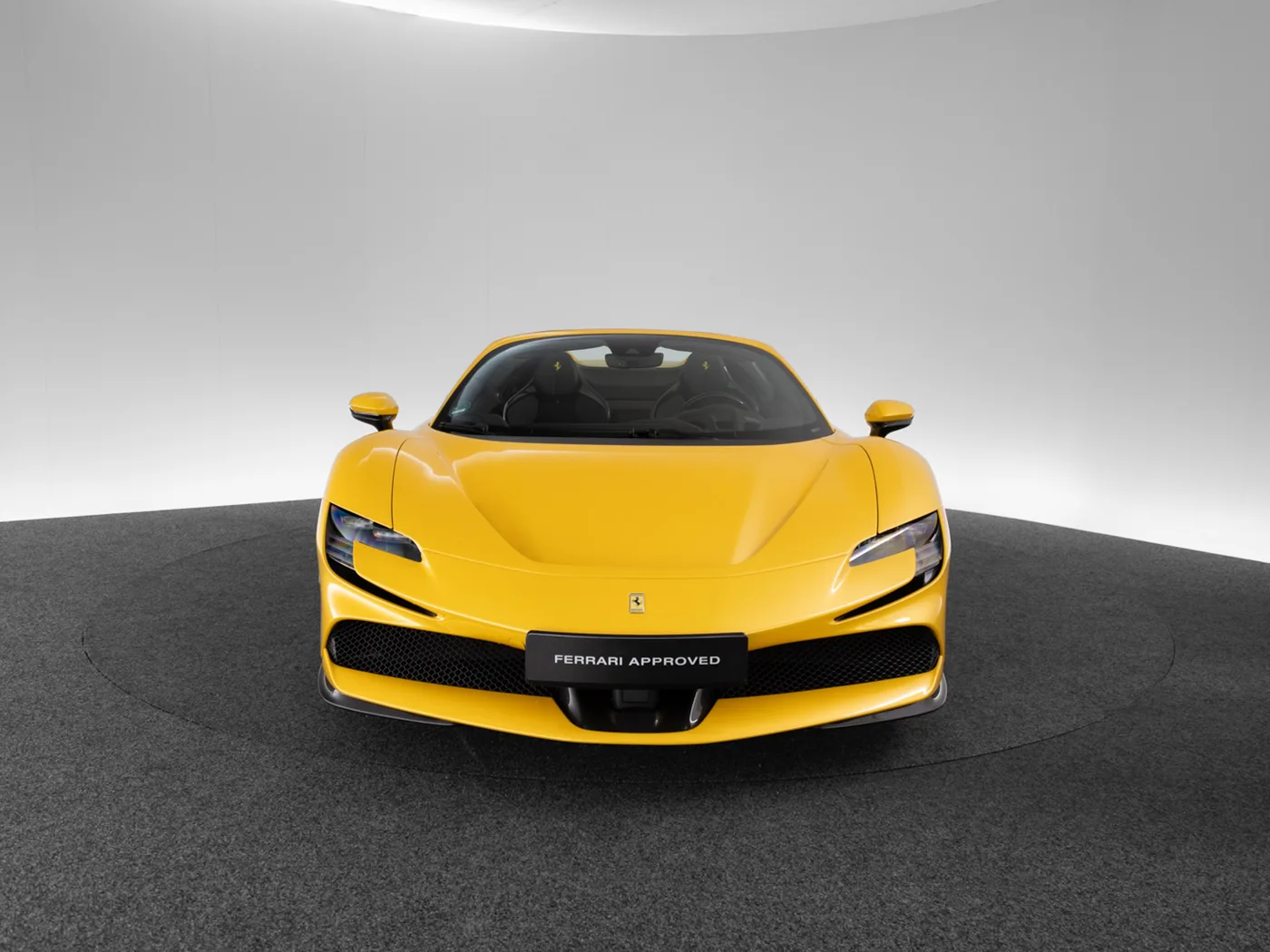 2022 Ferrari SF90 Spider Assetto Fiorano proposée par un concessionnaire spécialisé à Singen, Allemagne, photo 2 sur 15