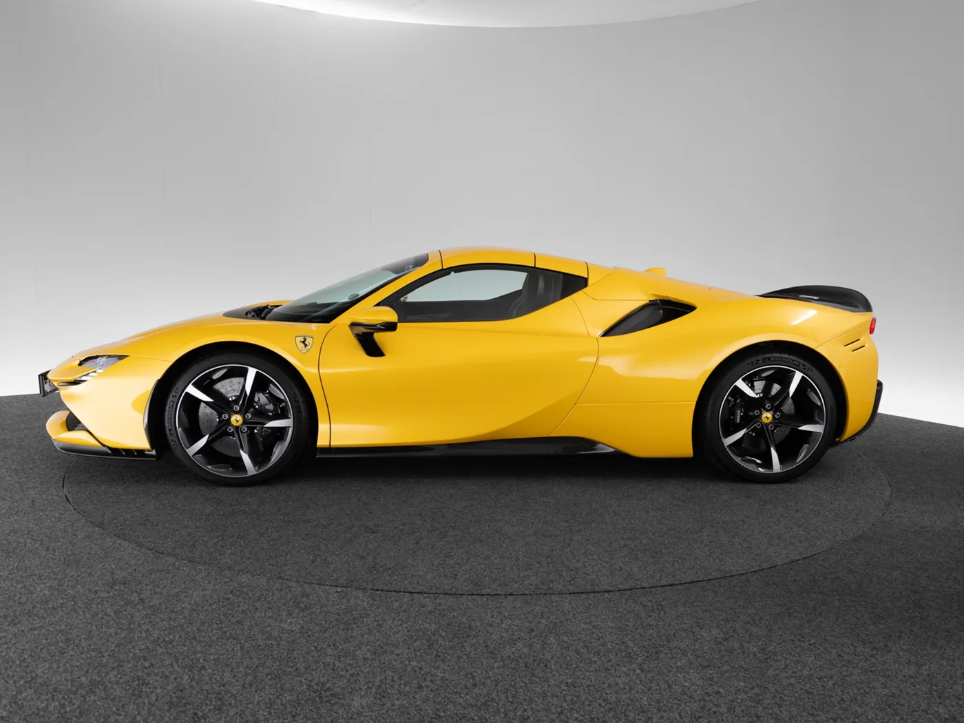 2022 Ferrari SF90 Spider Assetto Fiorano proposée par un concessionnaire spécialisé à Singen, Allemagne, photo 3 sur 15