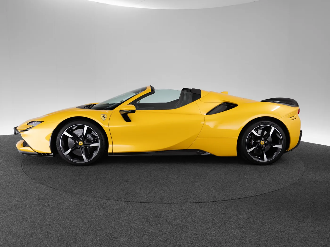 2022 Ferrari SF90 Spider Assetto Fiorano proposée par un concessionnaire spécialisé à Singen, Allemagne, photo 4 sur 15
