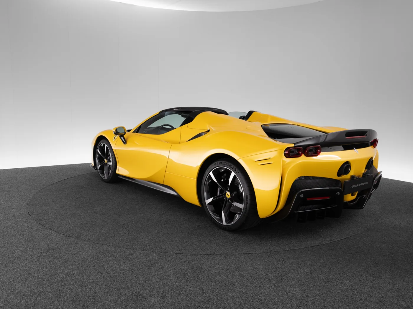 2022 Ferrari SF90 Spider Assetto Fiorano proposée par un concessionnaire spécialisé à Singen, Allemagne, photo 7 sur 15