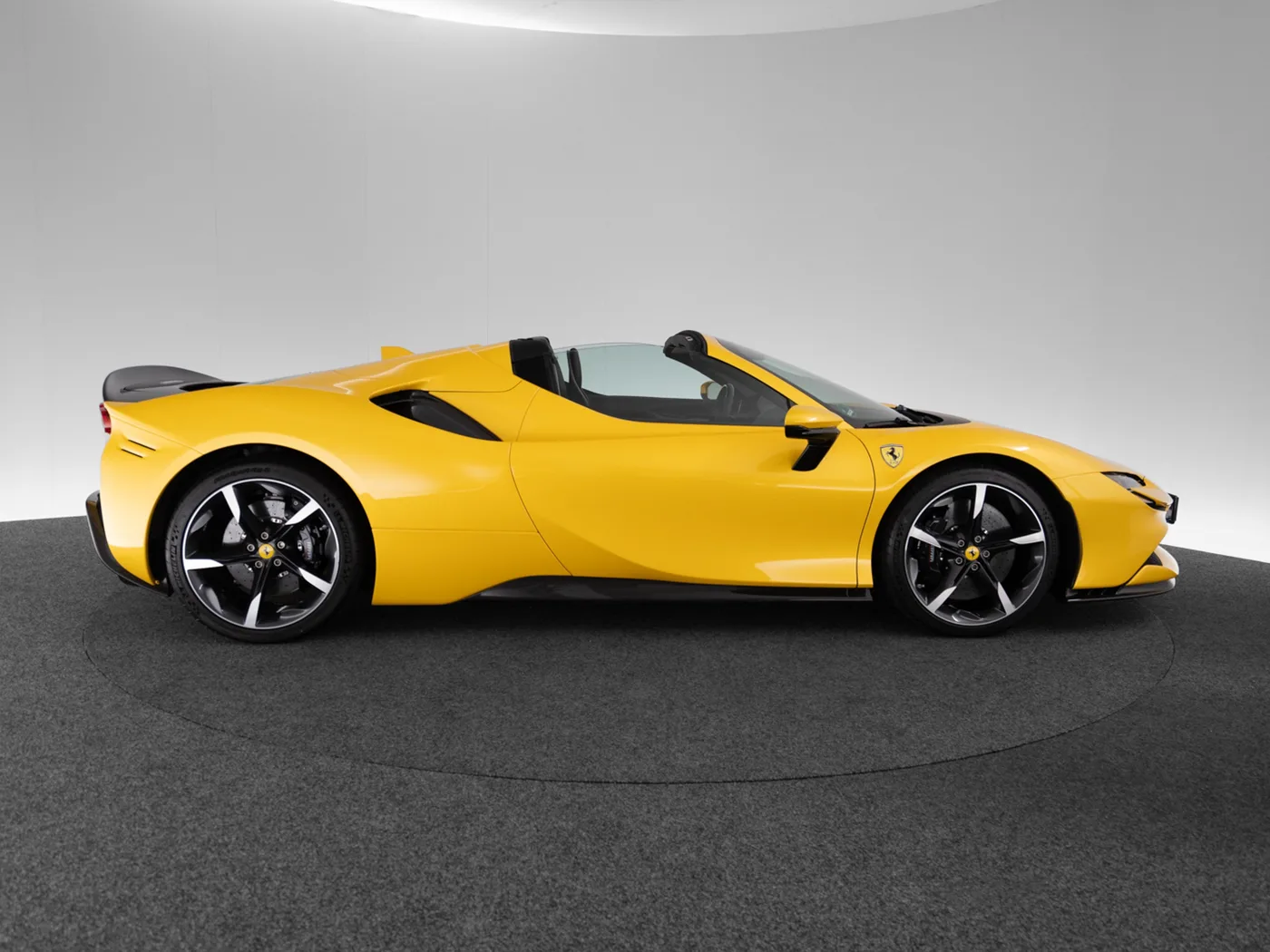 2022 Ferrari SF90 Spider Assetto Fiorano proposée par un concessionnaire spécialisé à Singen, Allemagne, photo 9 sur 15