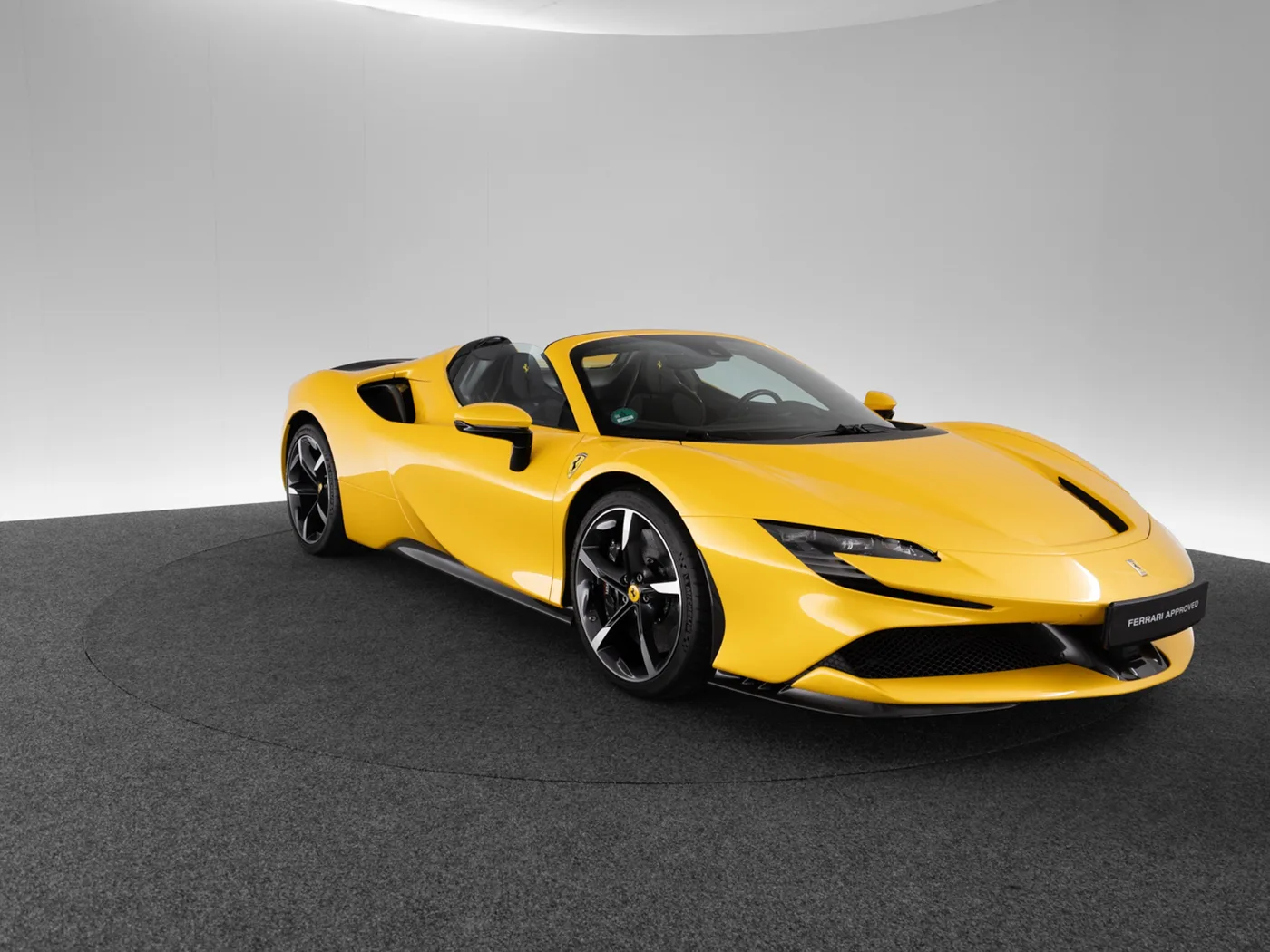 2022 Ferrari SF90 Spider Assetto Fiorano proposée par un concessionnaire spécialisé à Singen, Allemagne, photo 10 sur 15