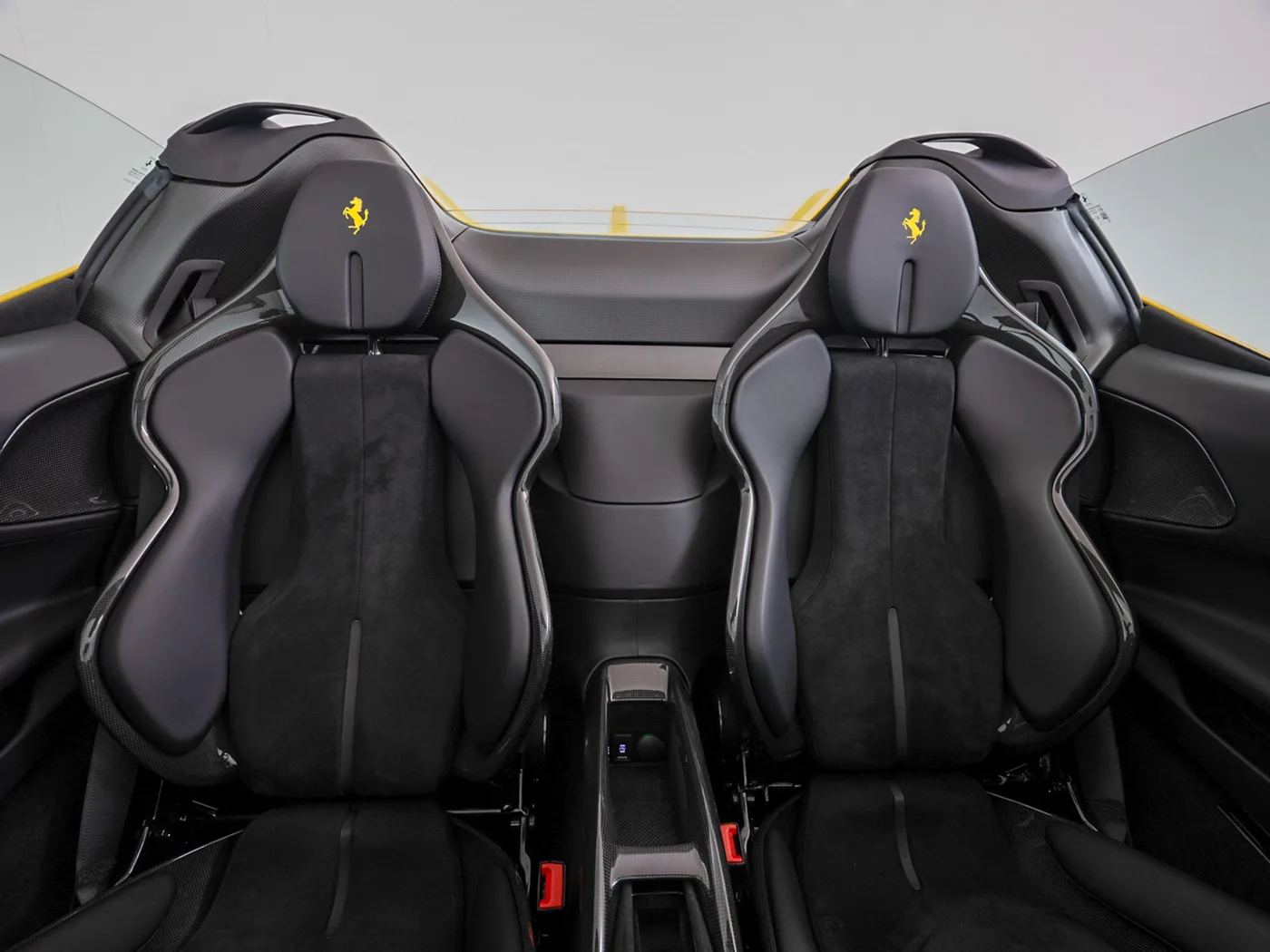 2022 Ferrari SF90 Spider Assetto Fiorano proposée par un concessionnaire spécialisé à Singen, Allemagne, photo 12 sur 15