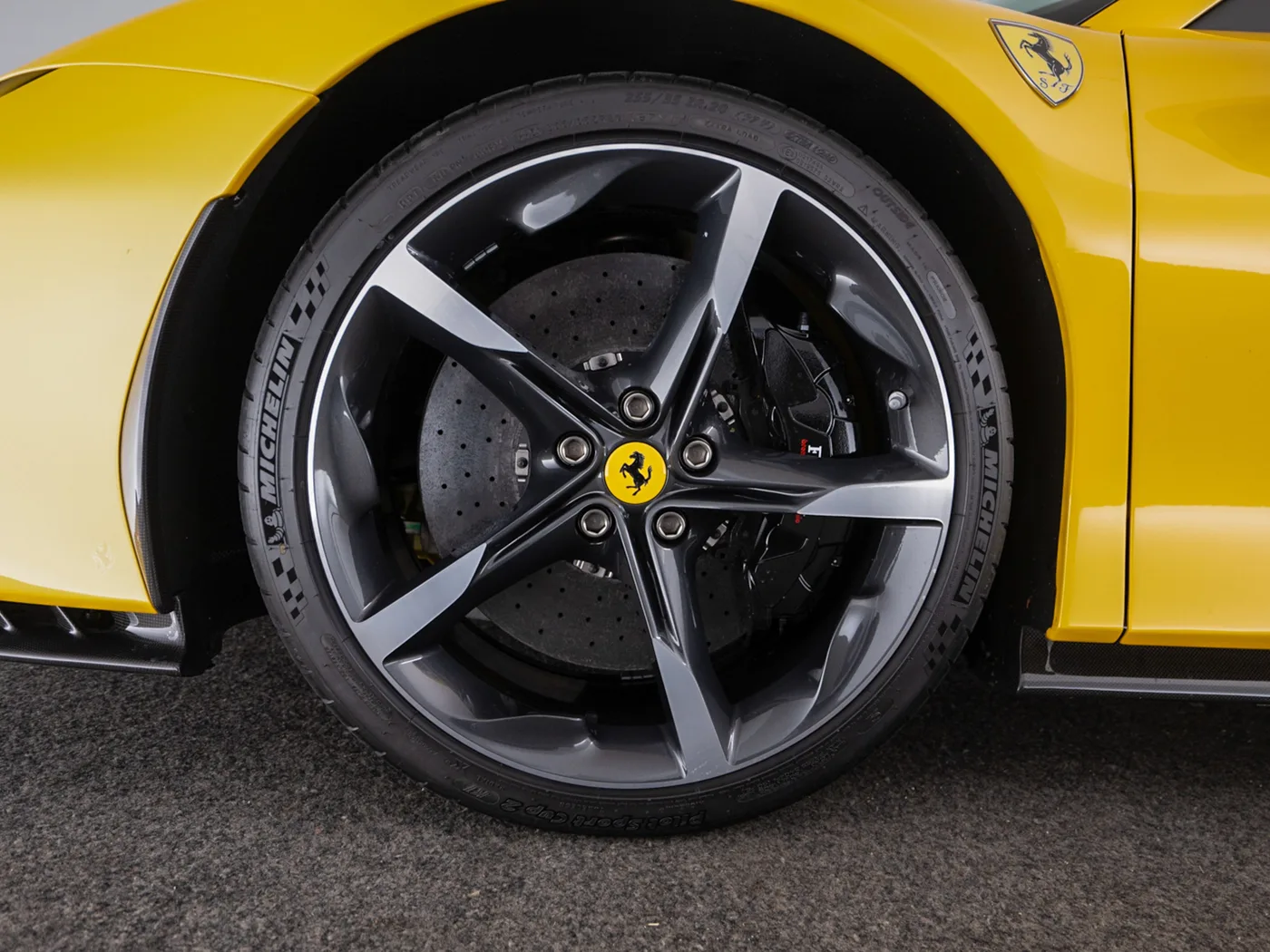 2022 Ferrari SF90 Spider Assetto Fiorano proposée par un concessionnaire spécialisé à Singen, Allemagne, photo 13 sur 15