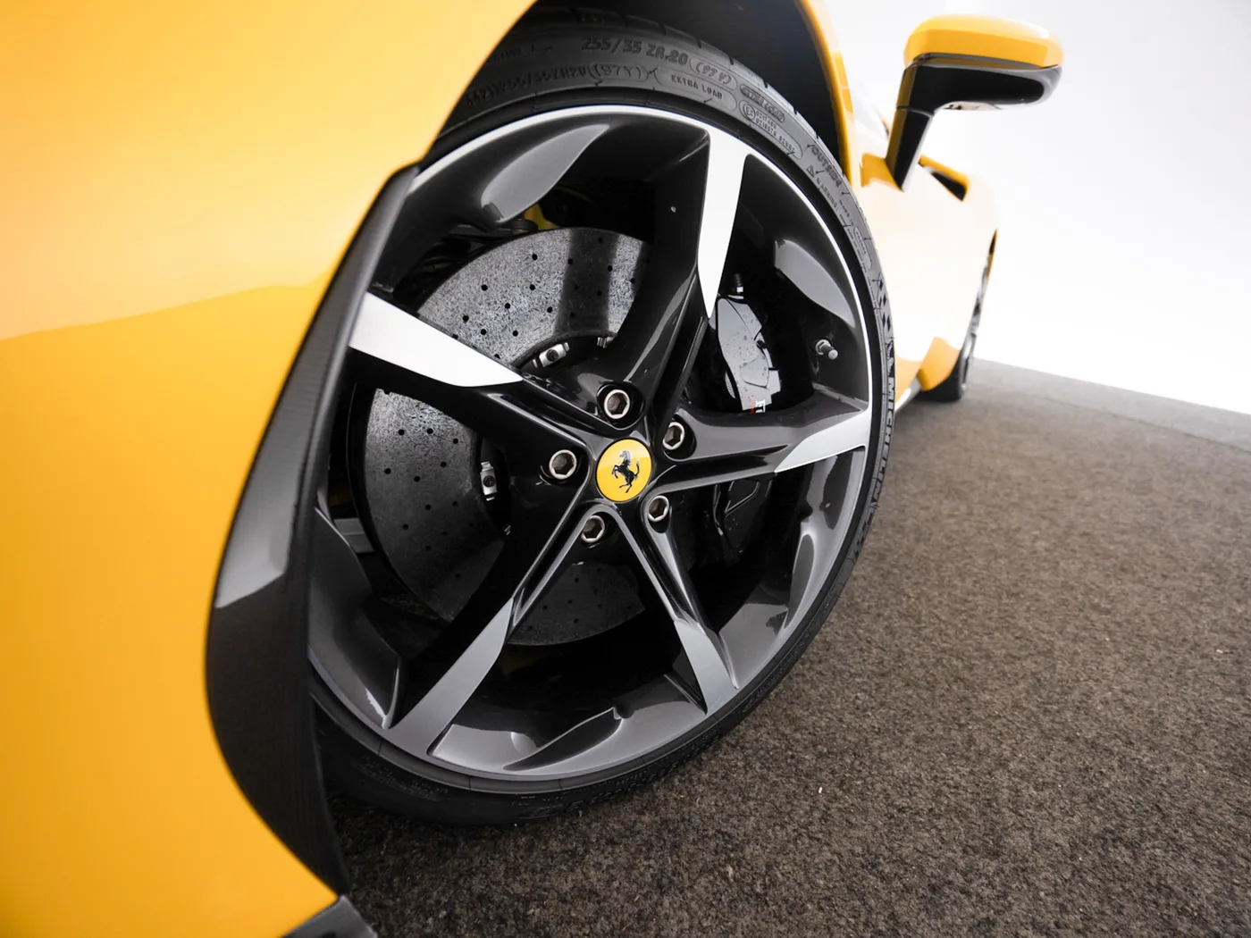 2022 Ferrari SF90 Spider Assetto Fiorano proposée par un concessionnaire spécialisé à Singen, Allemagne, photo 14 sur 15