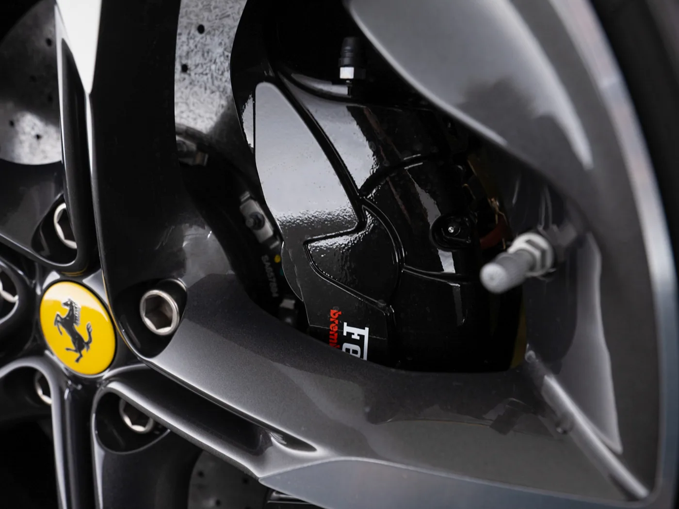 2022 Ferrari SF90 Spider Assetto Fiorano proposée par un concessionnaire spécialisé à Singen, Allemagne, photo 15 sur 15