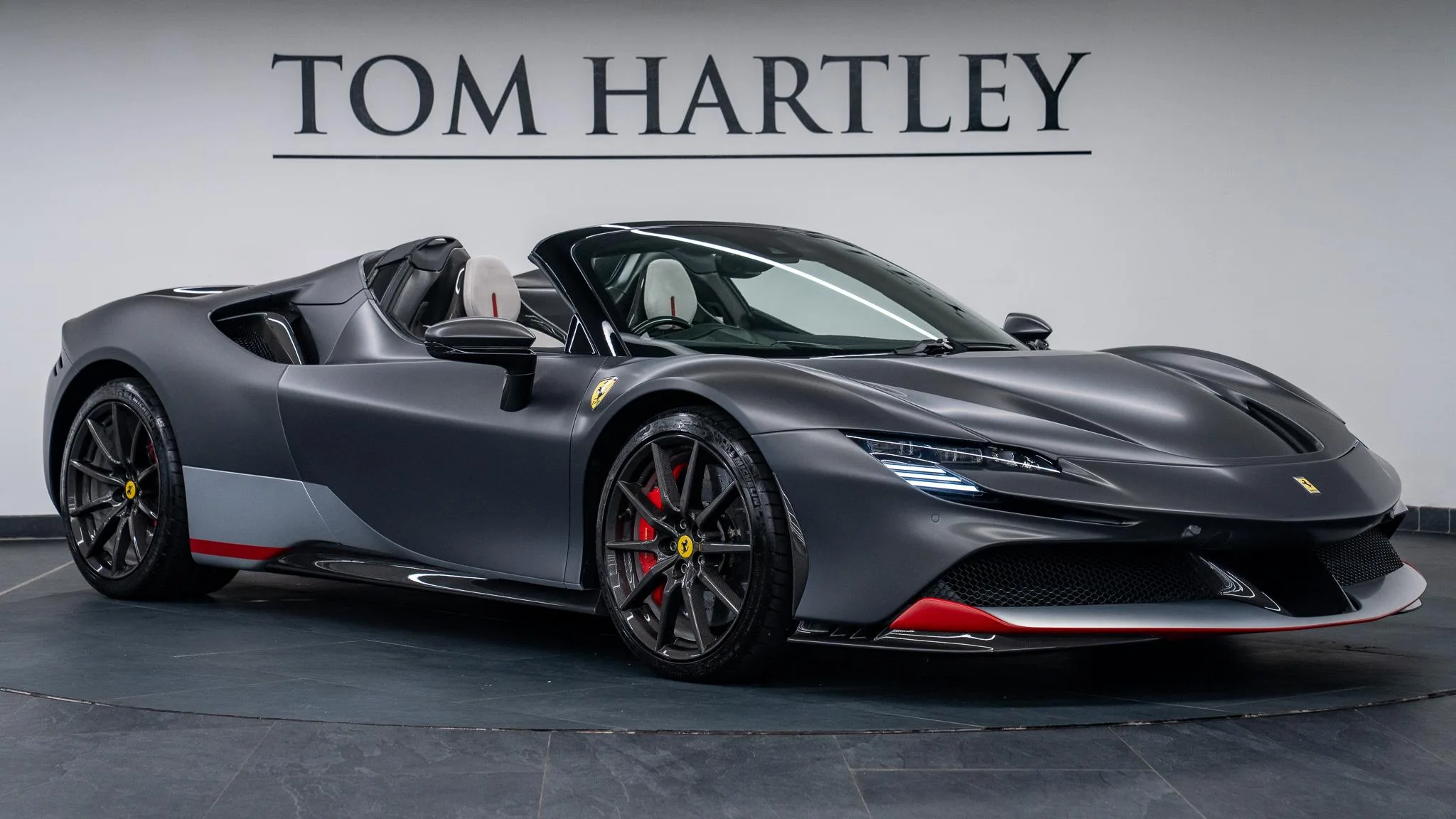 2022 Ferrari SF90 Spider Assetto Fiorano, Tailor Made proposée par un concessionnaire spécialisé à Swadlincote, Royaume-Uni, photo principale