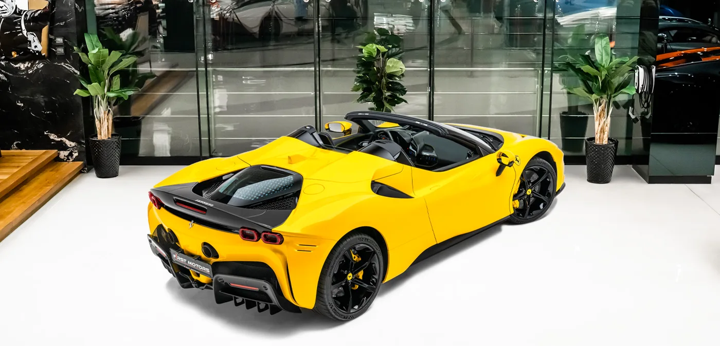 2022 Ferrari SF90 Spider proposée par un concessionnaire spécialisé à Dubai, Émirats arabes unis, vue extérieure 2