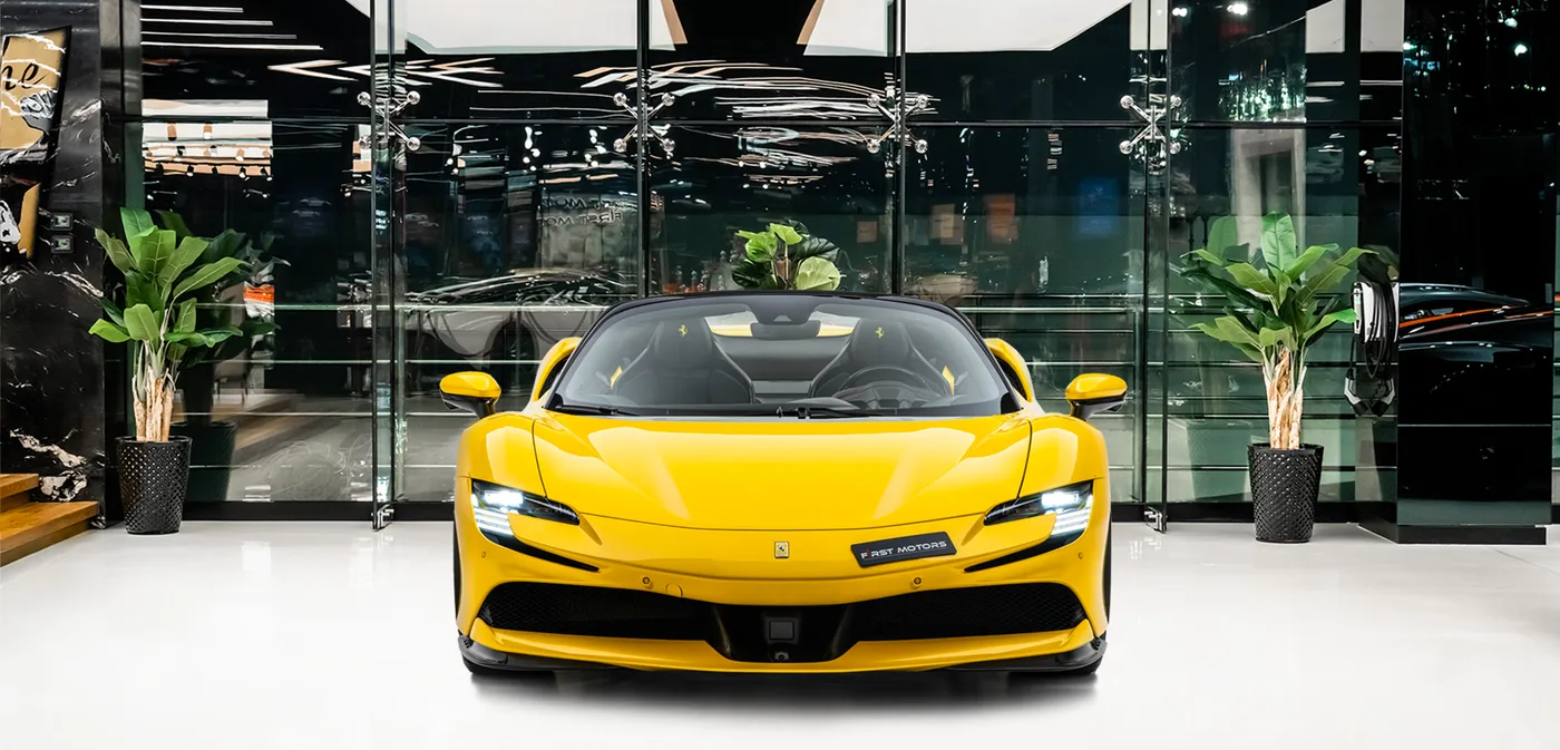 2022 Ferrari SF90 Spider proposée par un concessionnaire spécialisé à Dubai, Émirats arabes unis, vue extérieure 3