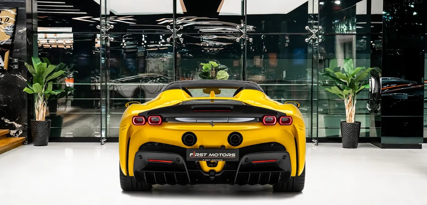 2022 Ferrari SF90 Spider proposée par un concessionnaire spécialisé à Dubai, Émirats arabes unis, vue extérieure 4