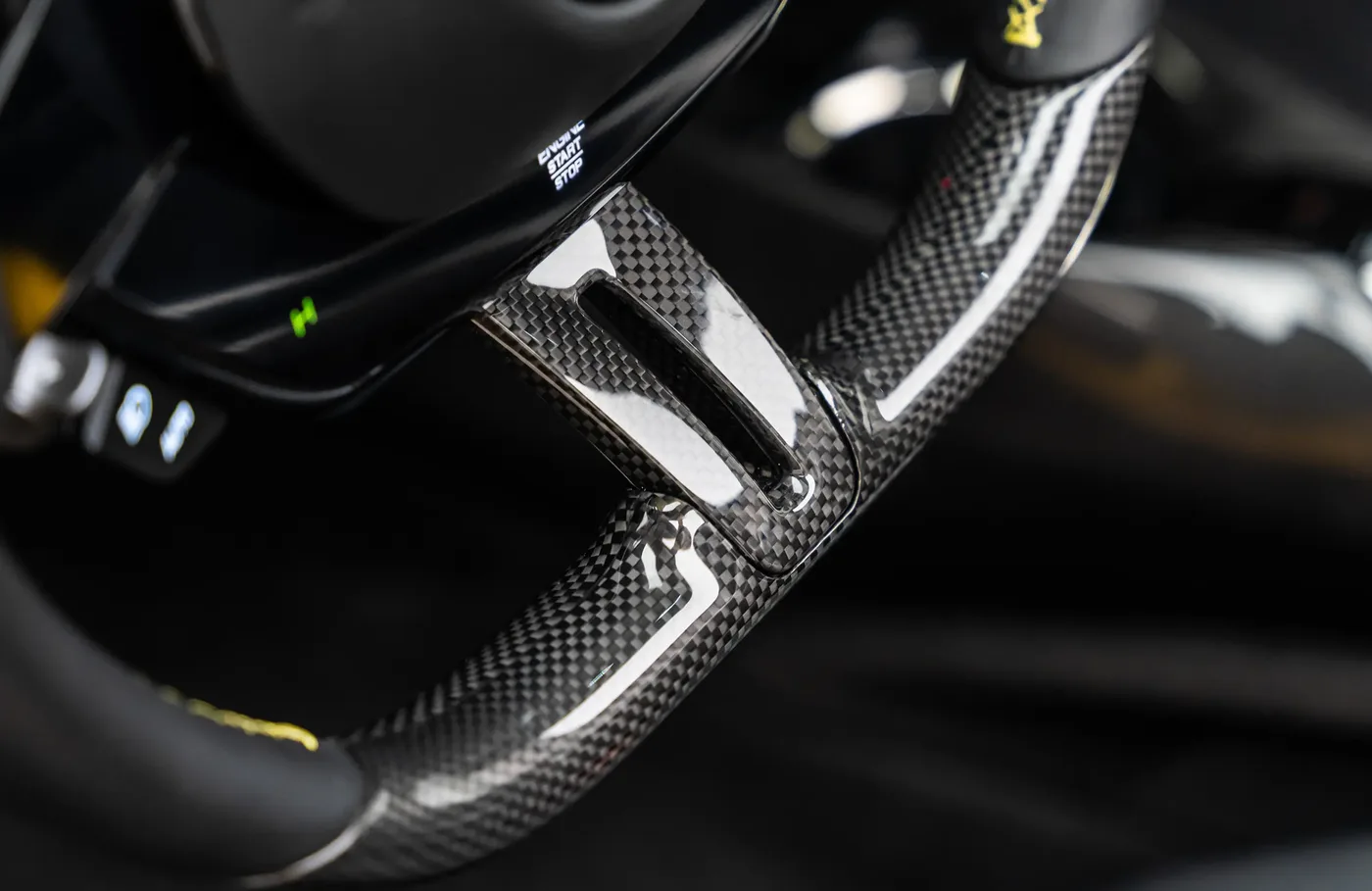 2022 Ferrari SF90 Spider proposée par un concessionnaire spécialisé à Dubai, Émirats arabes unis, photo 8 sur 10