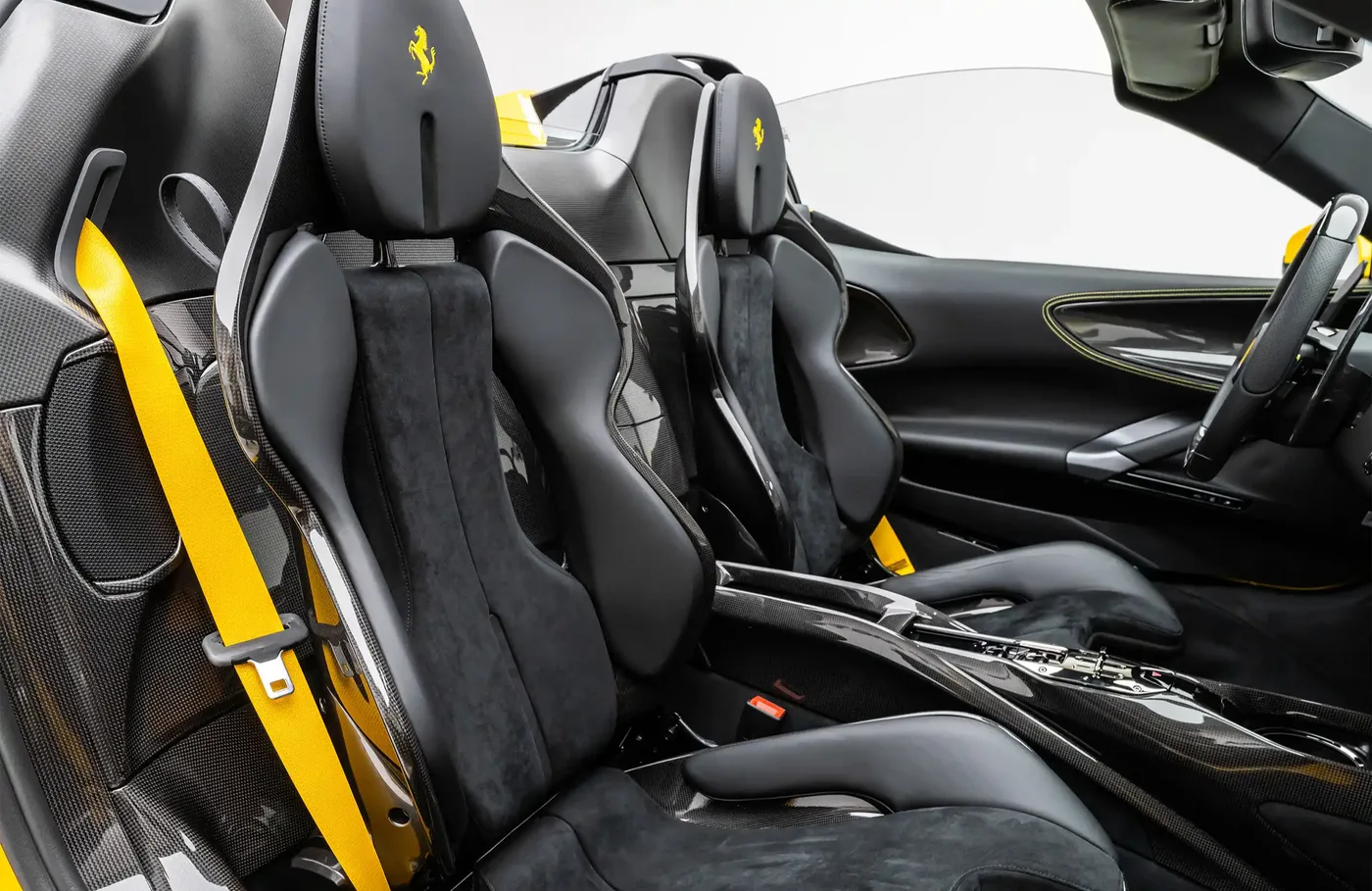 2022 Ferrari SF90 Spider proposée par un concessionnaire spécialisé à Dubai, Émirats arabes unis, photo 9 sur 10