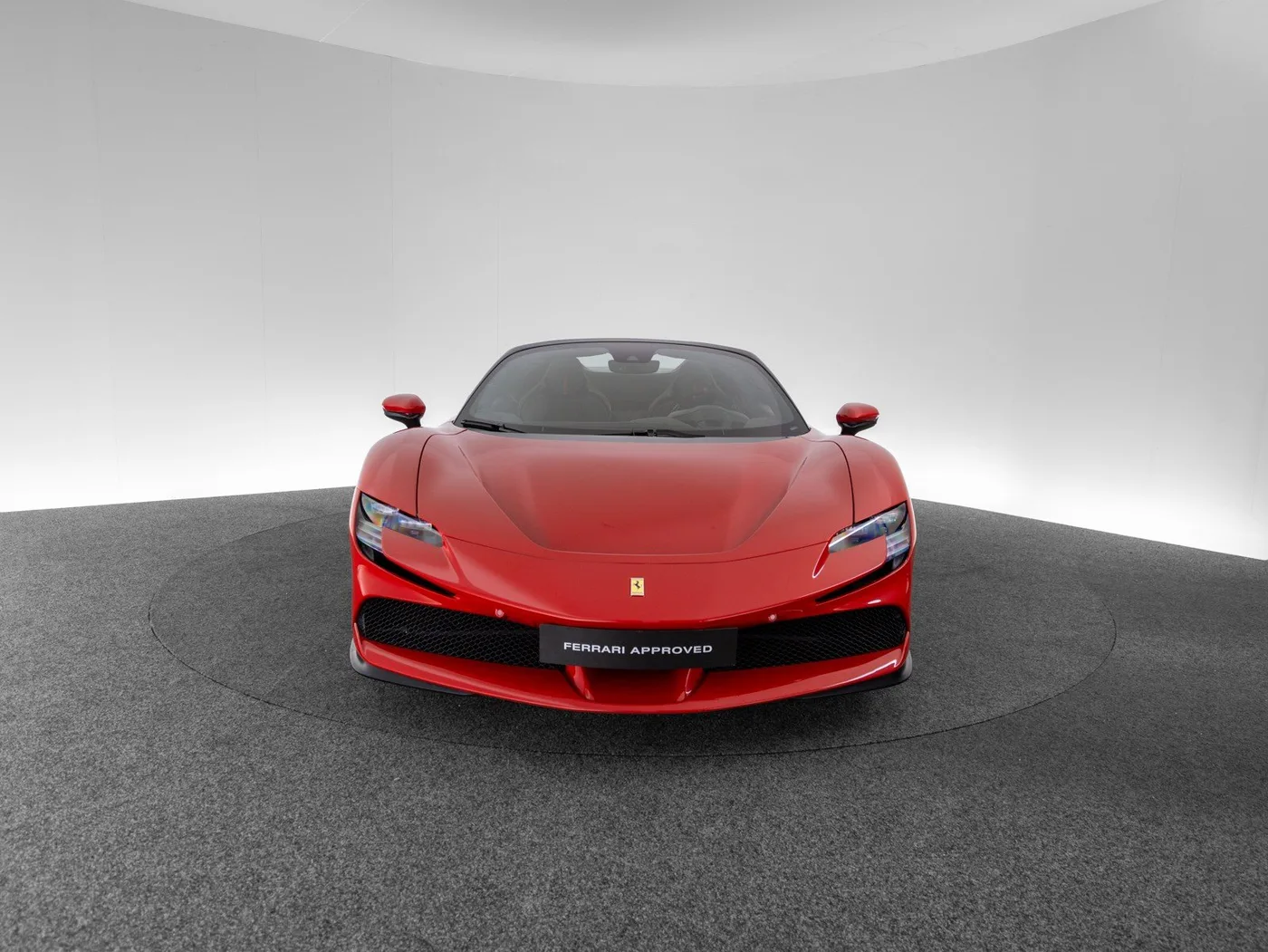 2022 Ferrari SF90 Spider proposée par un concessionnaire spécialisé à Singen, Allemagne, photo 2 sur 15