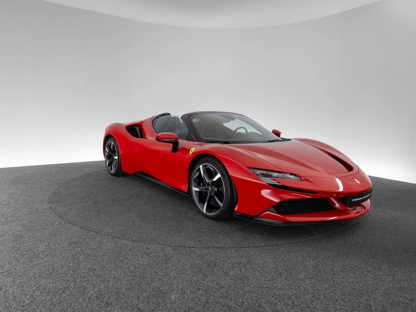 2022 Ferrari SF90 Spider proposée par un concessionnaire spécialisé à Singen, Allemagne, photo 3 sur 15