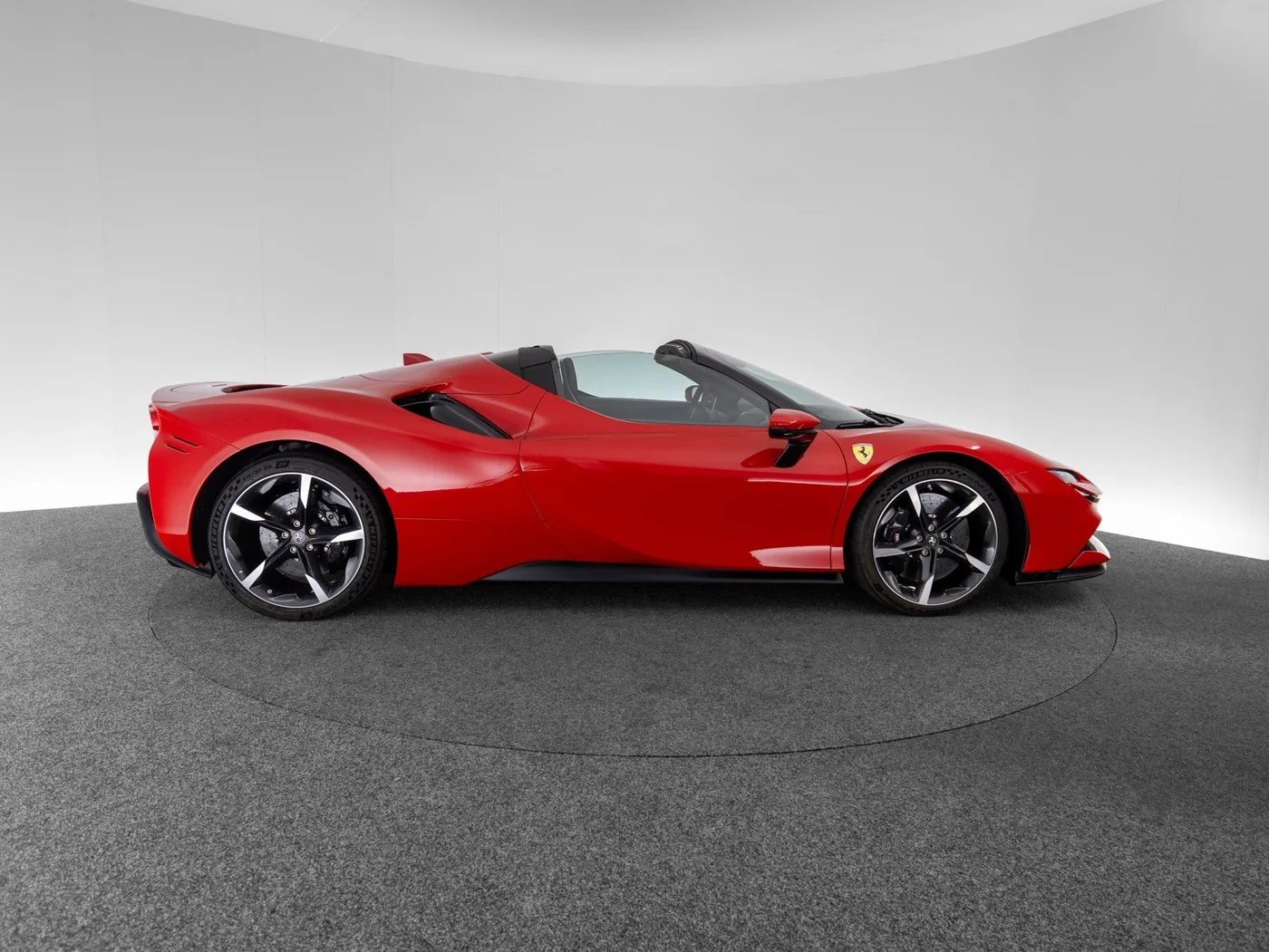 2022 Ferrari SF90 Spider proposée par un concessionnaire spécialisé à Singen, Allemagne, photo 4 sur 15