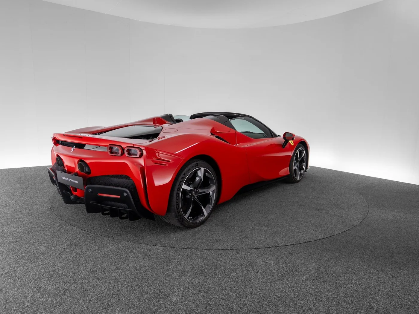 2022 Ferrari SF90 Spider proposée par un concessionnaire spécialisé à Singen, Allemagne, photo 5 sur 15