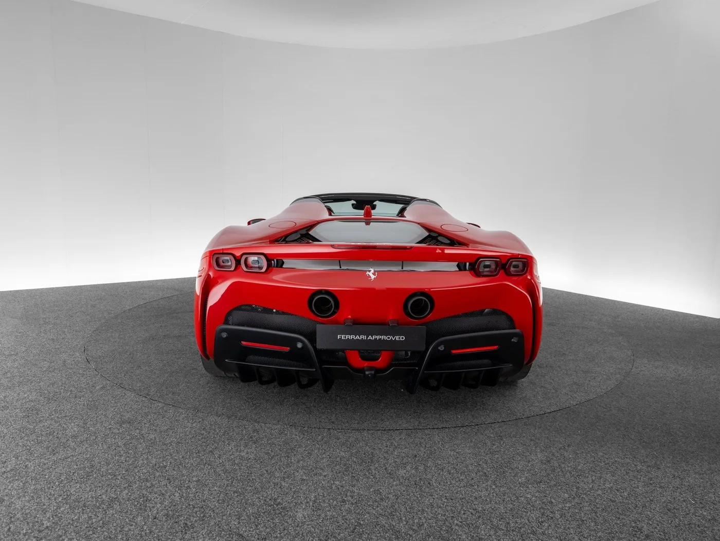 2022 Ferrari SF90 Spider proposée par un concessionnaire spécialisé à Singen, Allemagne, photo 6 sur 15