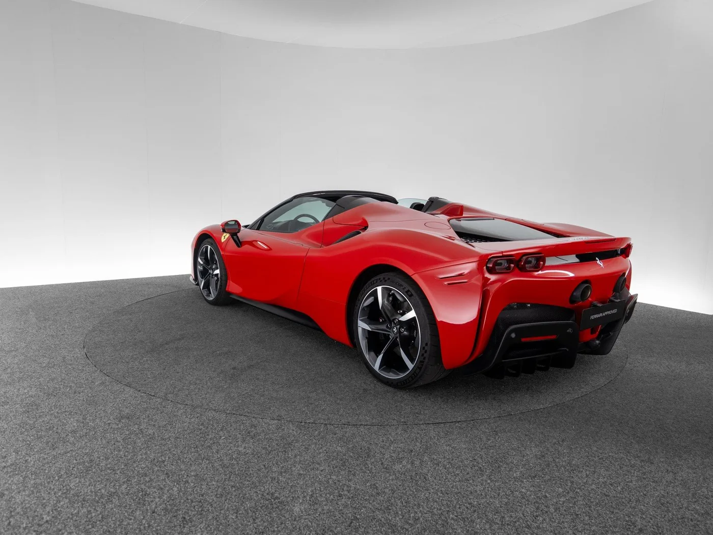 2022 Ferrari SF90 Spider proposée par un concessionnaire spécialisé à Singen, Allemagne, photo 7 sur 15
