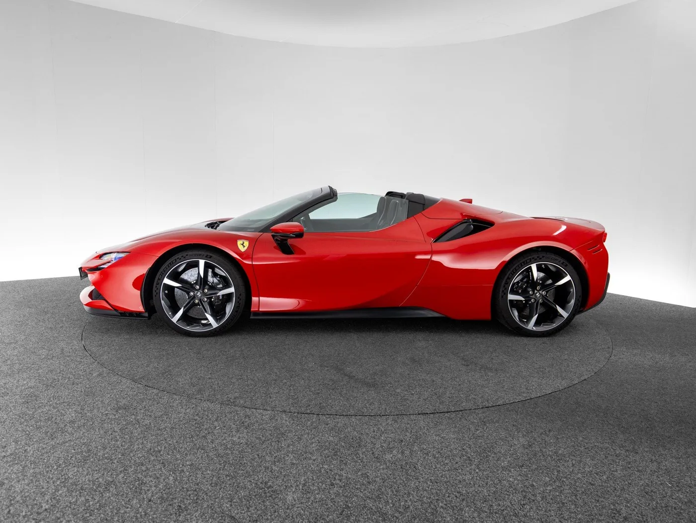 2022 Ferrari SF90 Spider proposée par un concessionnaire spécialisé à Singen, Allemagne, photo 8 sur 15