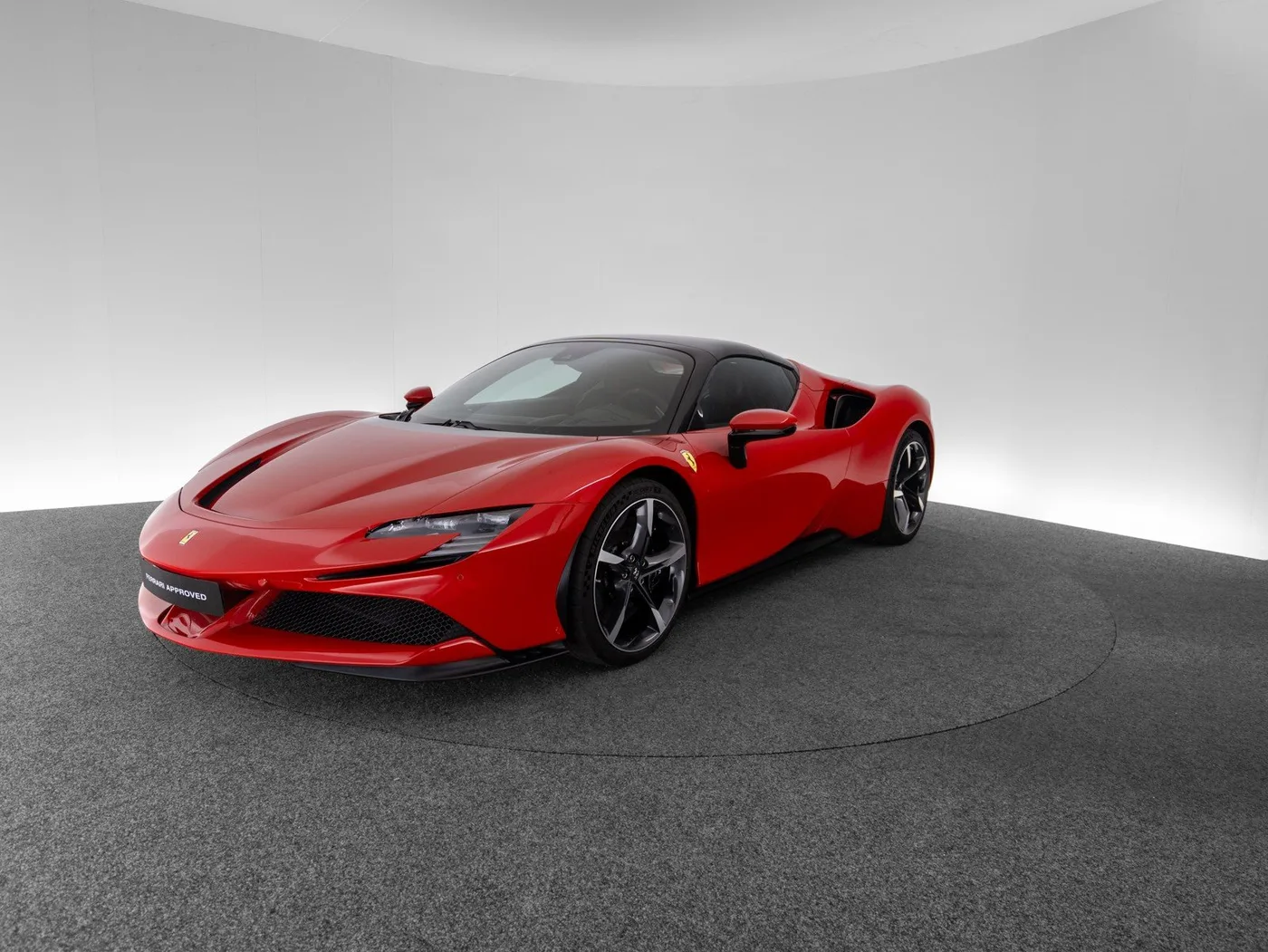 2022 Ferrari SF90 Spider proposée par un concessionnaire spécialisé à Singen, Allemagne, photo 11 sur 15