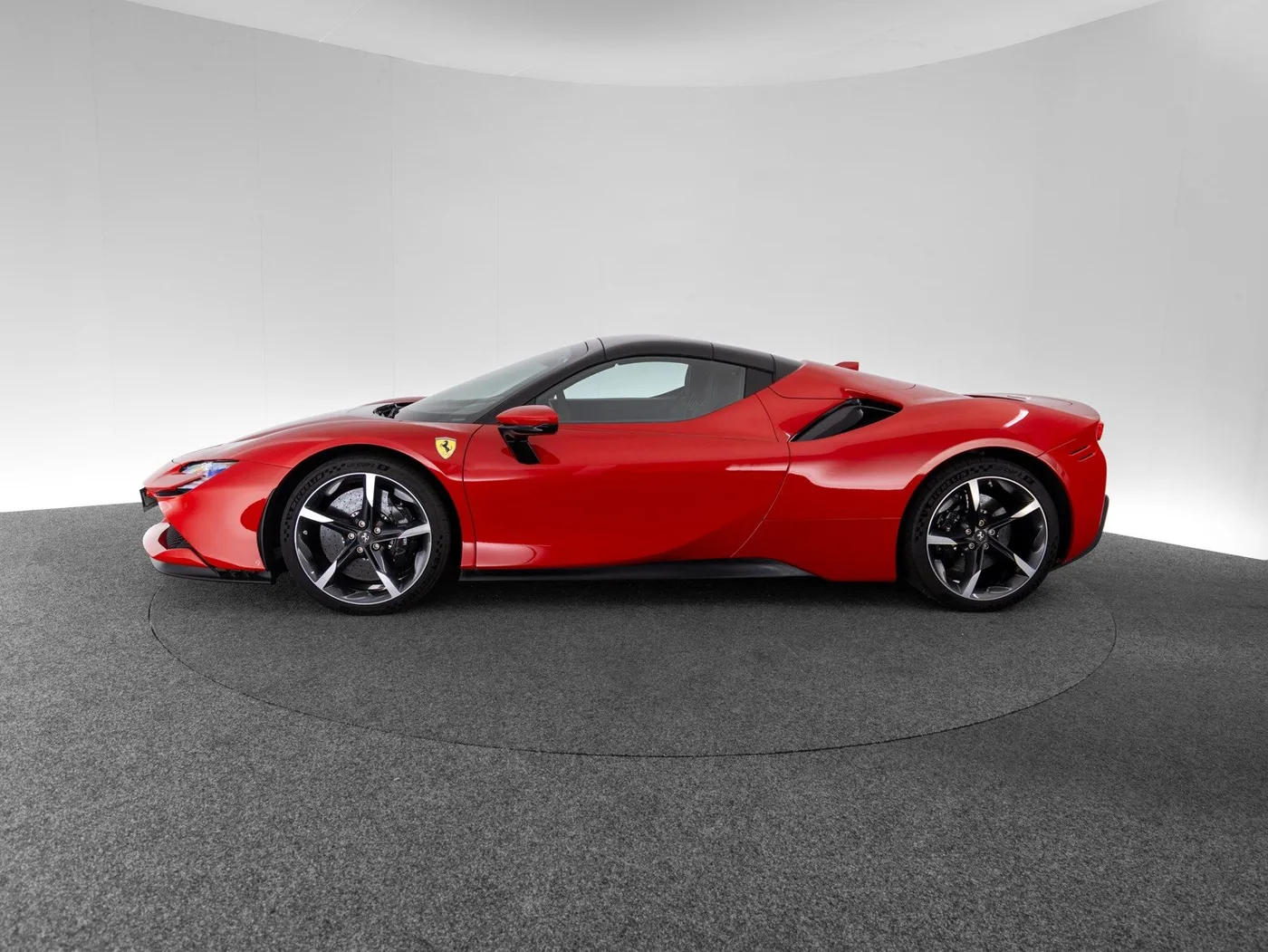 2022 Ferrari SF90 Spider proposée par un concessionnaire spécialisé à Singen, Allemagne, photo 12 sur 15