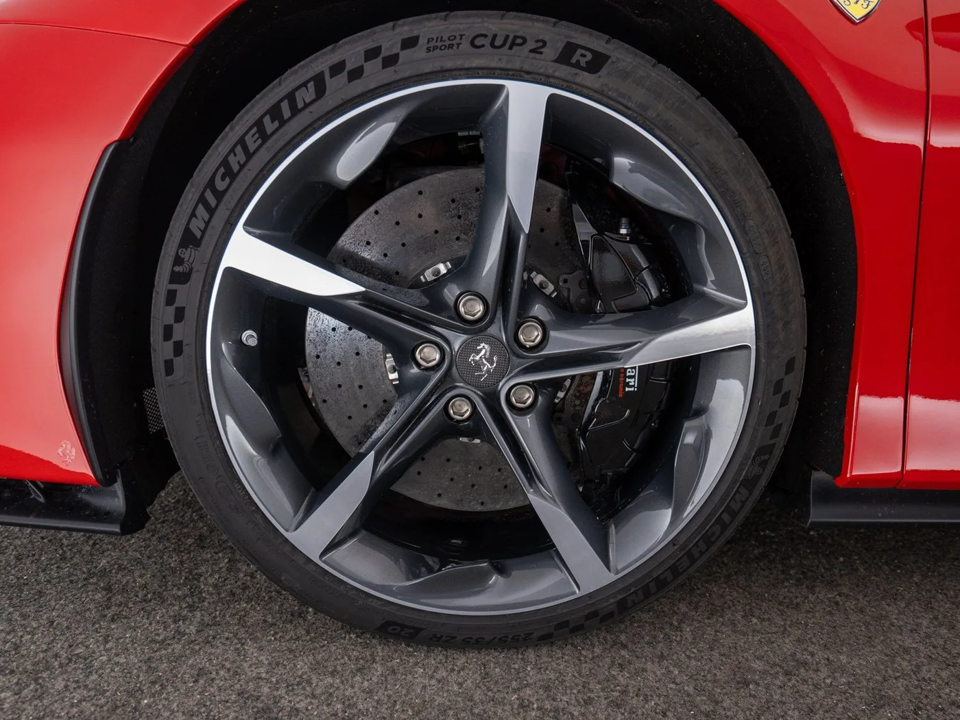 2022 Ferrari SF90 Spider proposée par un concessionnaire spécialisé à Singen, Allemagne, photo 13 sur 15