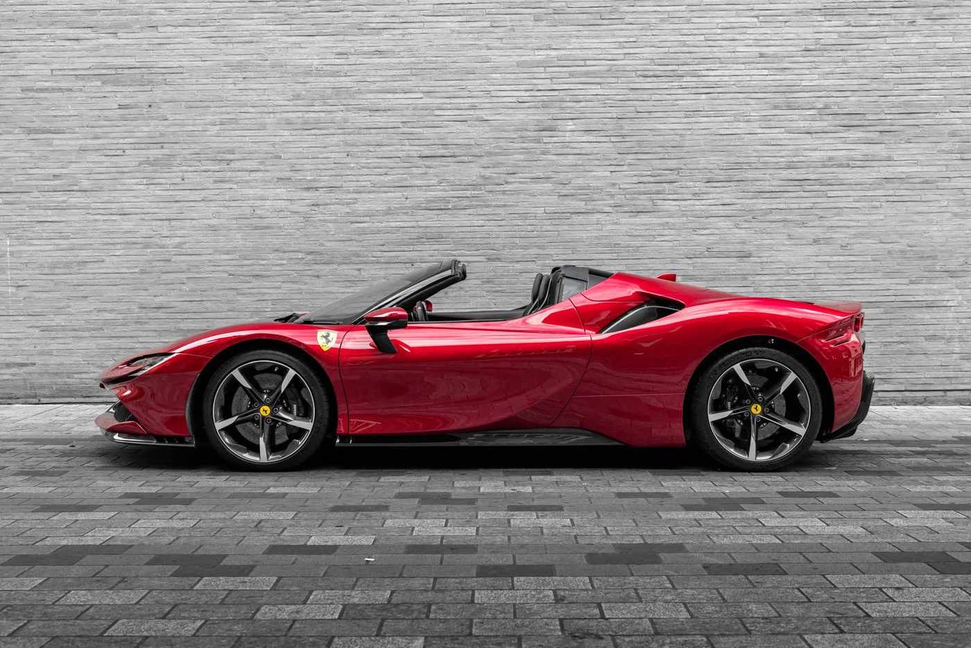 2022 Ferrari SF90 Spider proposée par un groupe de concessions agréées à Mayfair, Royaume-Uni, photo 2 sur 25