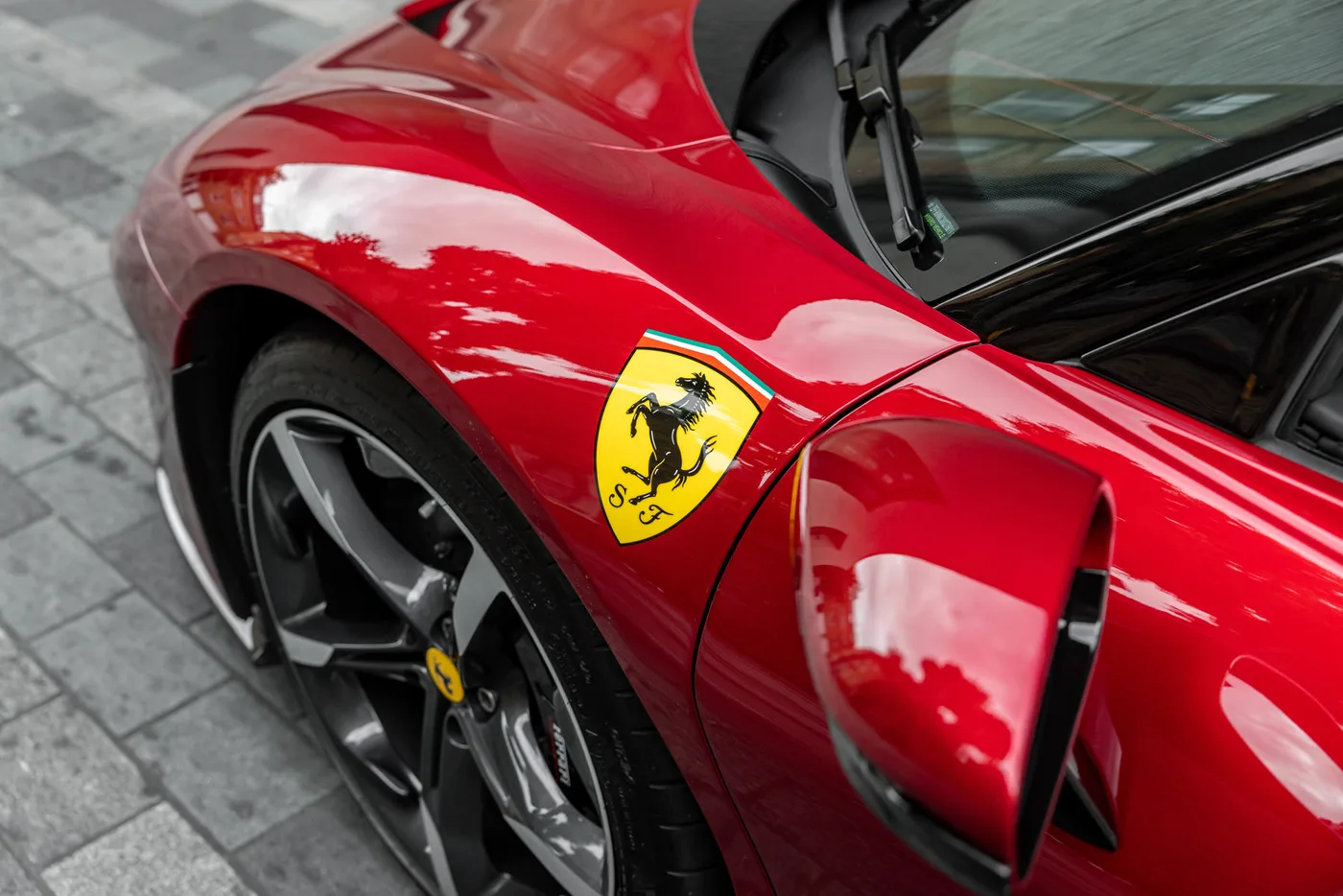 2022 Ferrari SF90 Spider proposée par un groupe de concessions agréées à Mayfair, Royaume-Uni, photo 3 sur 25