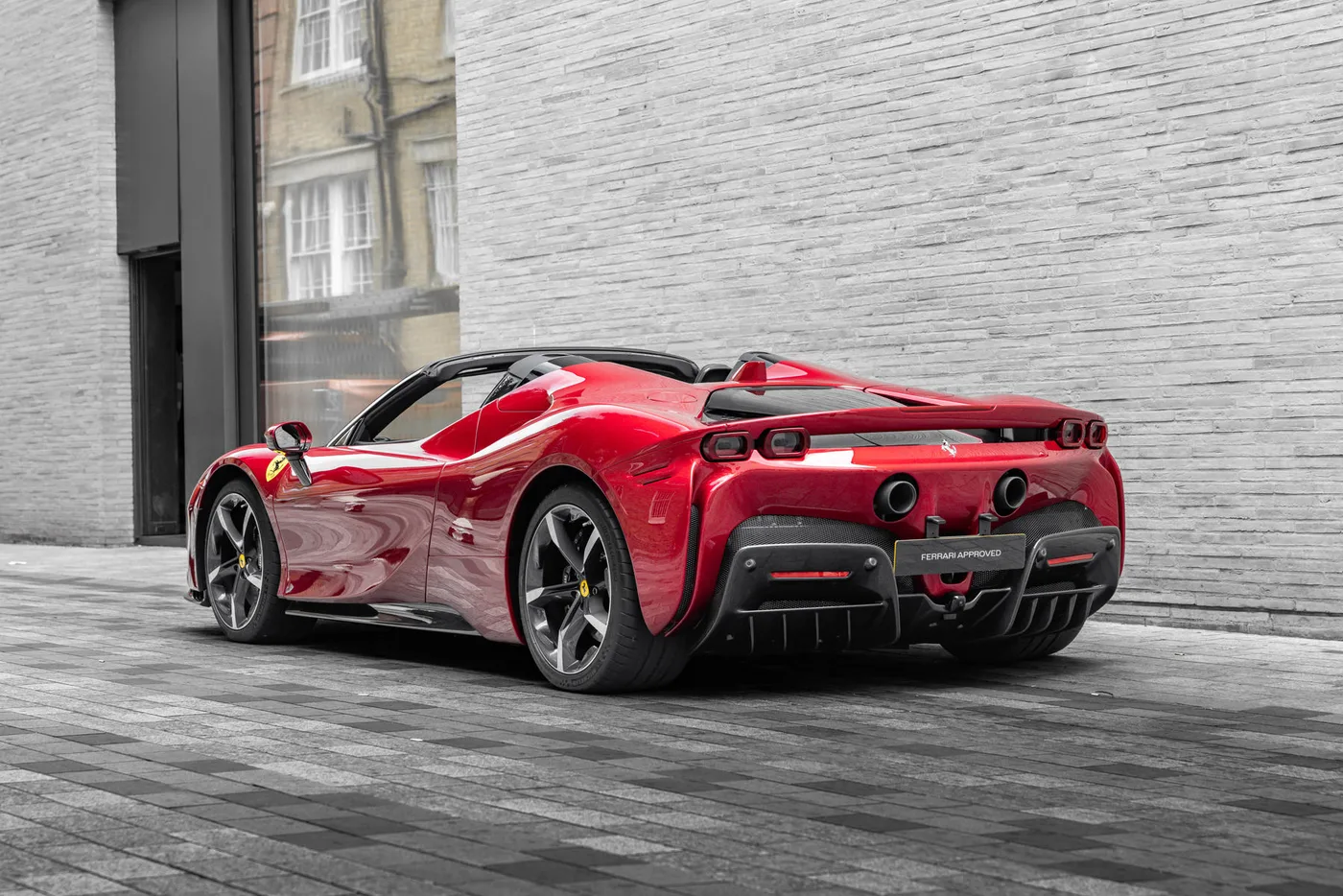 2022 Ferrari SF90 Spider proposée par un groupe de concessions agréées à Mayfair, Royaume-Uni, photo 5 sur 25