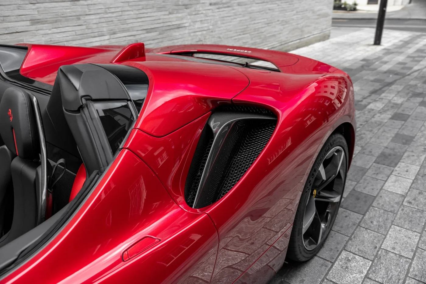 2022 Ferrari SF90 Spider proposée par un groupe de concessions agréées à Mayfair, Royaume-Uni, photo 13 sur 25