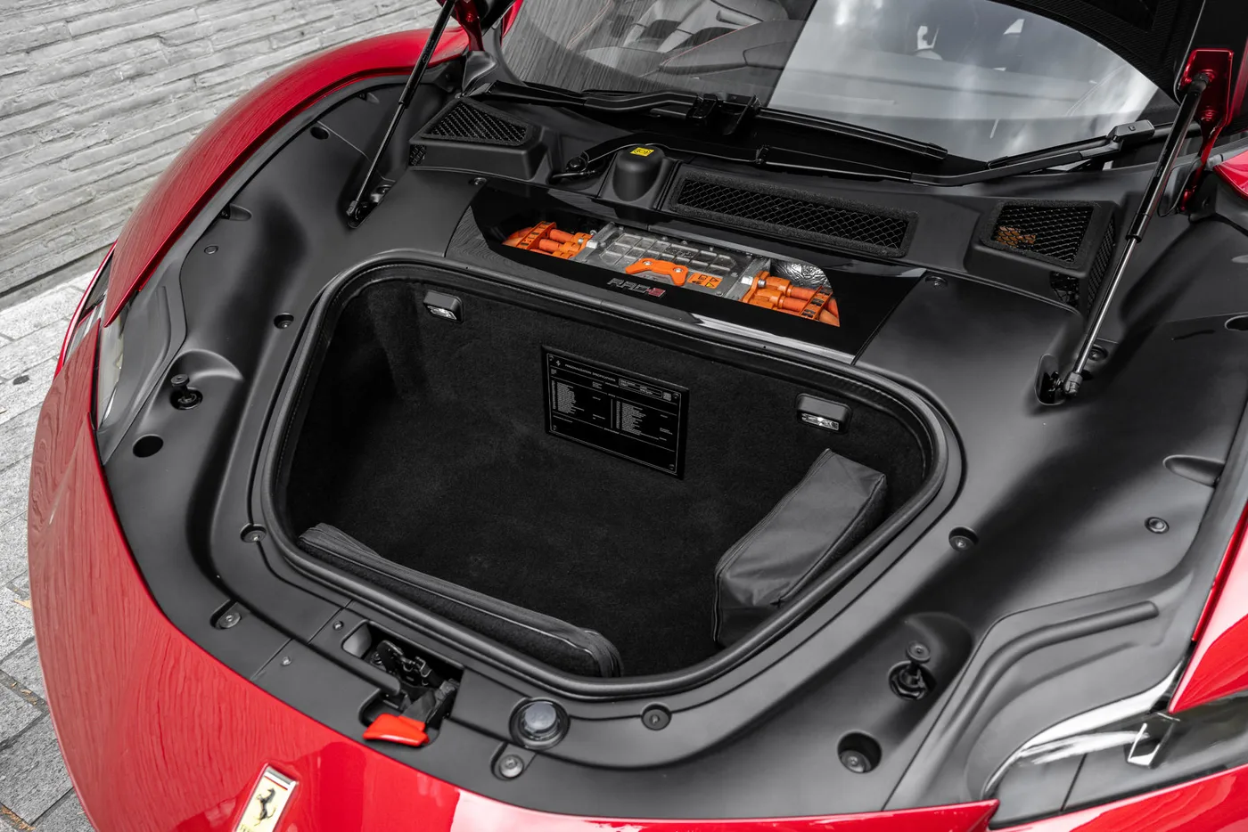 2022 Ferrari SF90 Spider proposée par un groupe de concessions agréées à Mayfair, Royaume-Uni, photo 18 sur 25