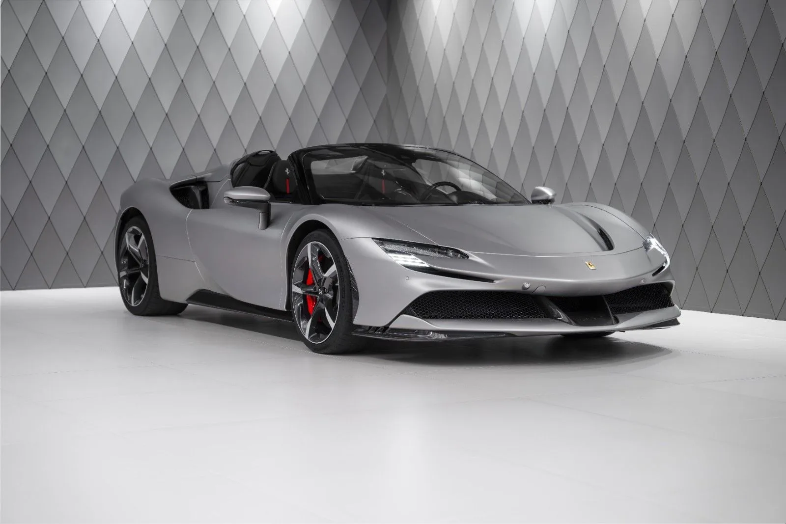 2022 Ferrari SF90 Spider proposée par un spécialiste de la supercar à Schenefeld, Allemagne, photo principale