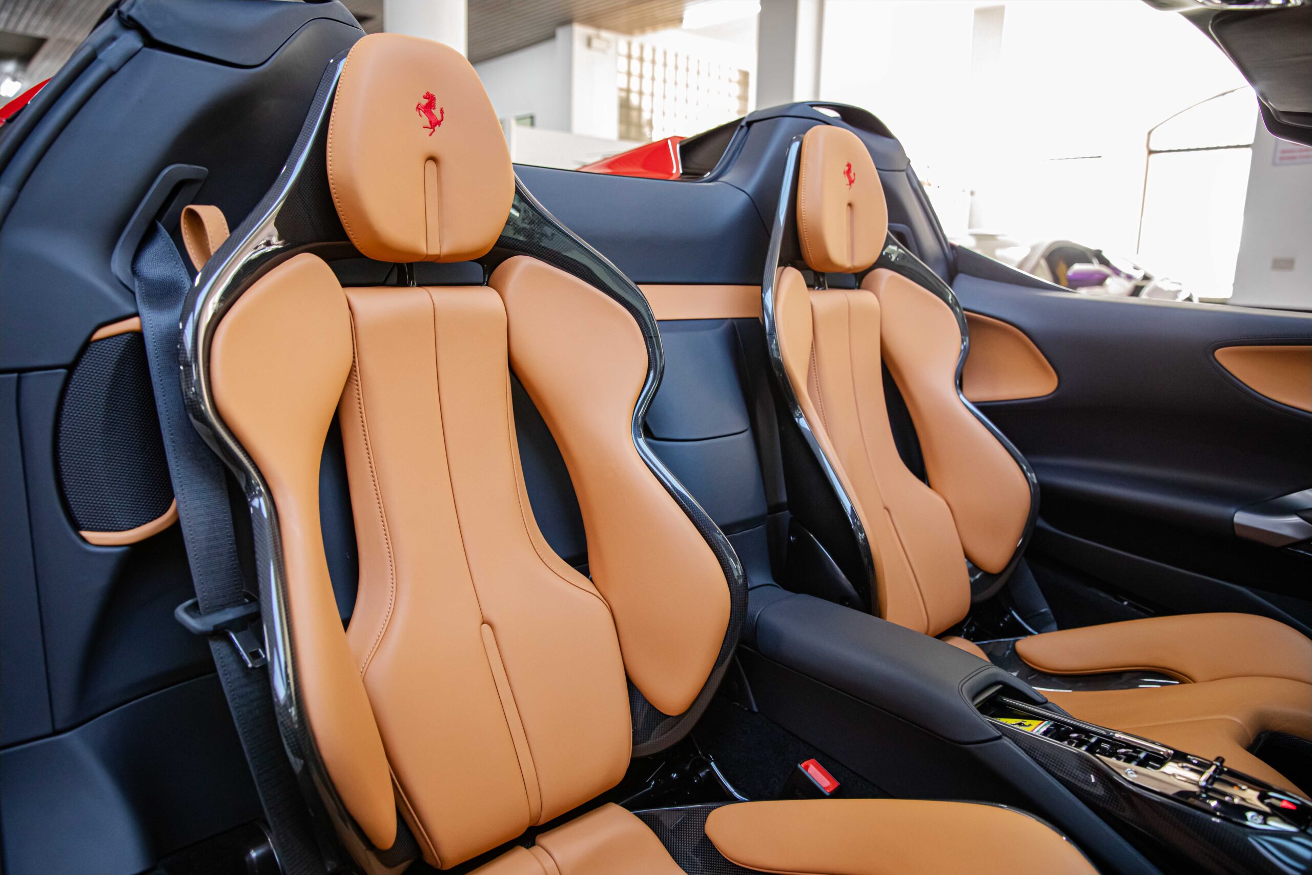 2022 Ferrari SF90 Spider proposée par un concessionnaire spécialisé à Milan, Italie, photo 3 sur 20