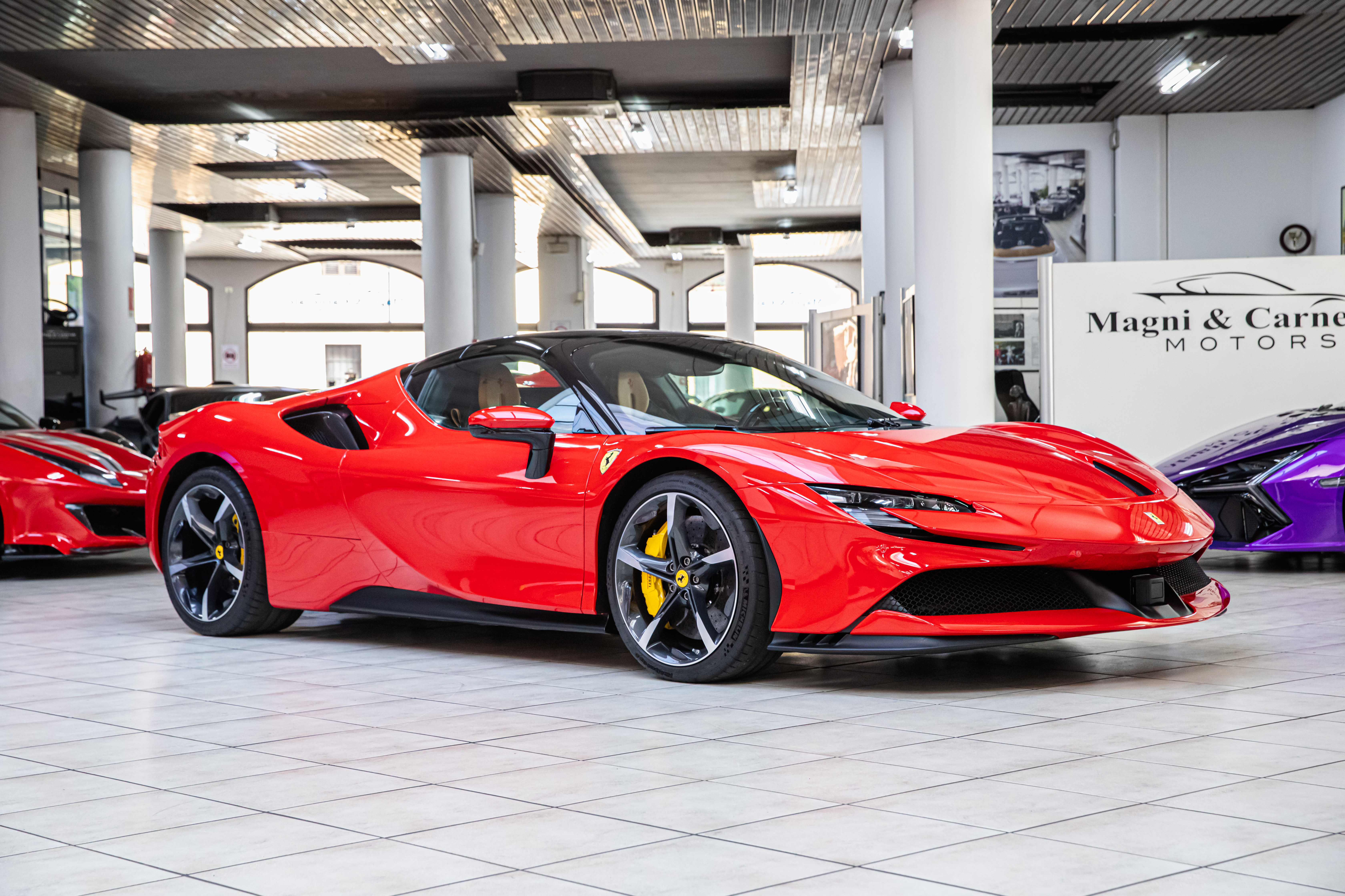 2022 Ferrari SF90 Spider proposée par un concessionnaire spécialisé à Milan, Italie, photo 7 sur 20