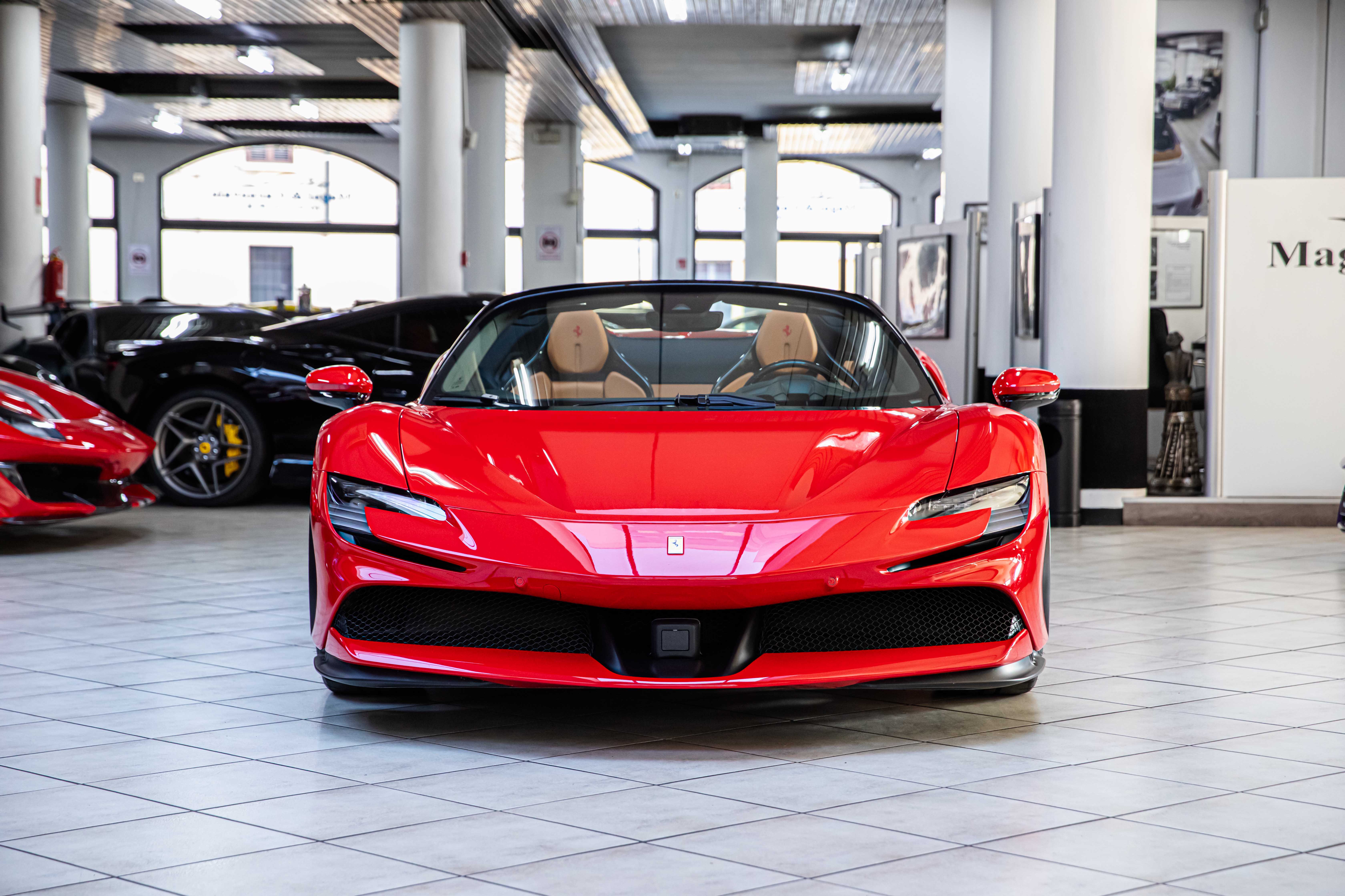 2022 Ferrari SF90 Spider proposée par un concessionnaire spécialisé à Milan, Italie, photo 10 sur 20