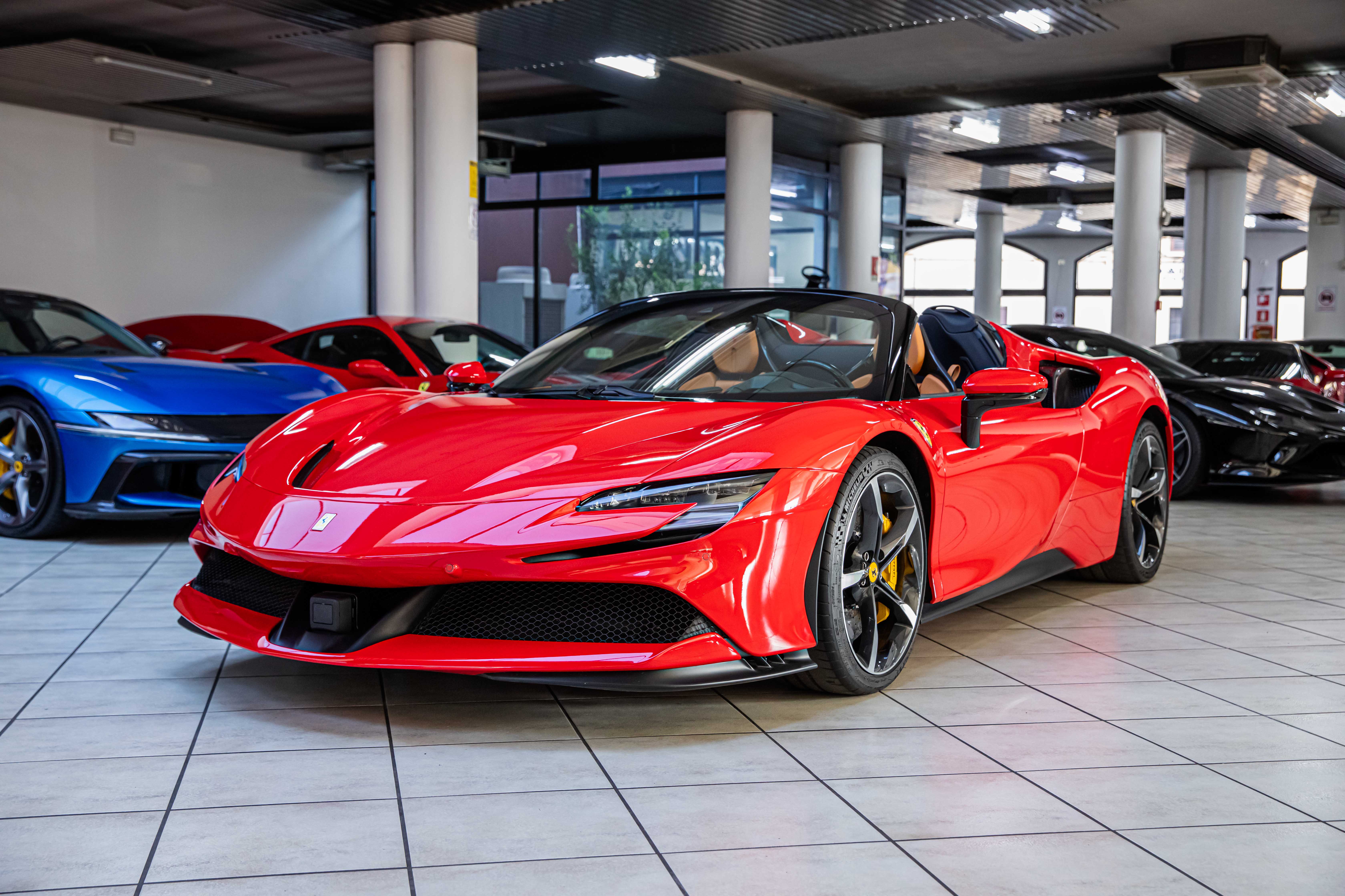 2022 Ferrari SF90 Spider proposée par un concessionnaire spécialisé à Milan, Italie, photo 11 sur 20